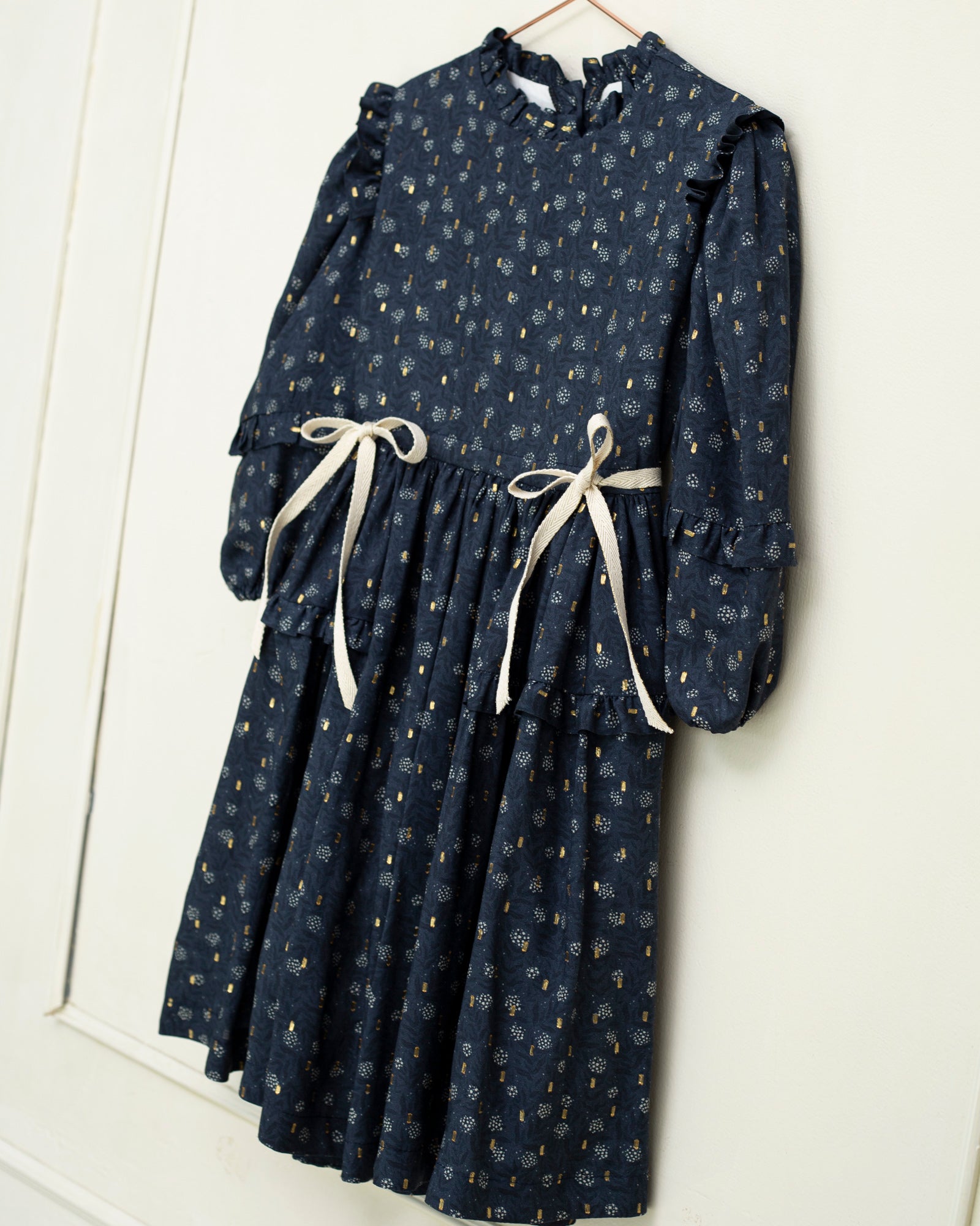 Vestido flores azul marino con oro Lotus de Cosmosophie