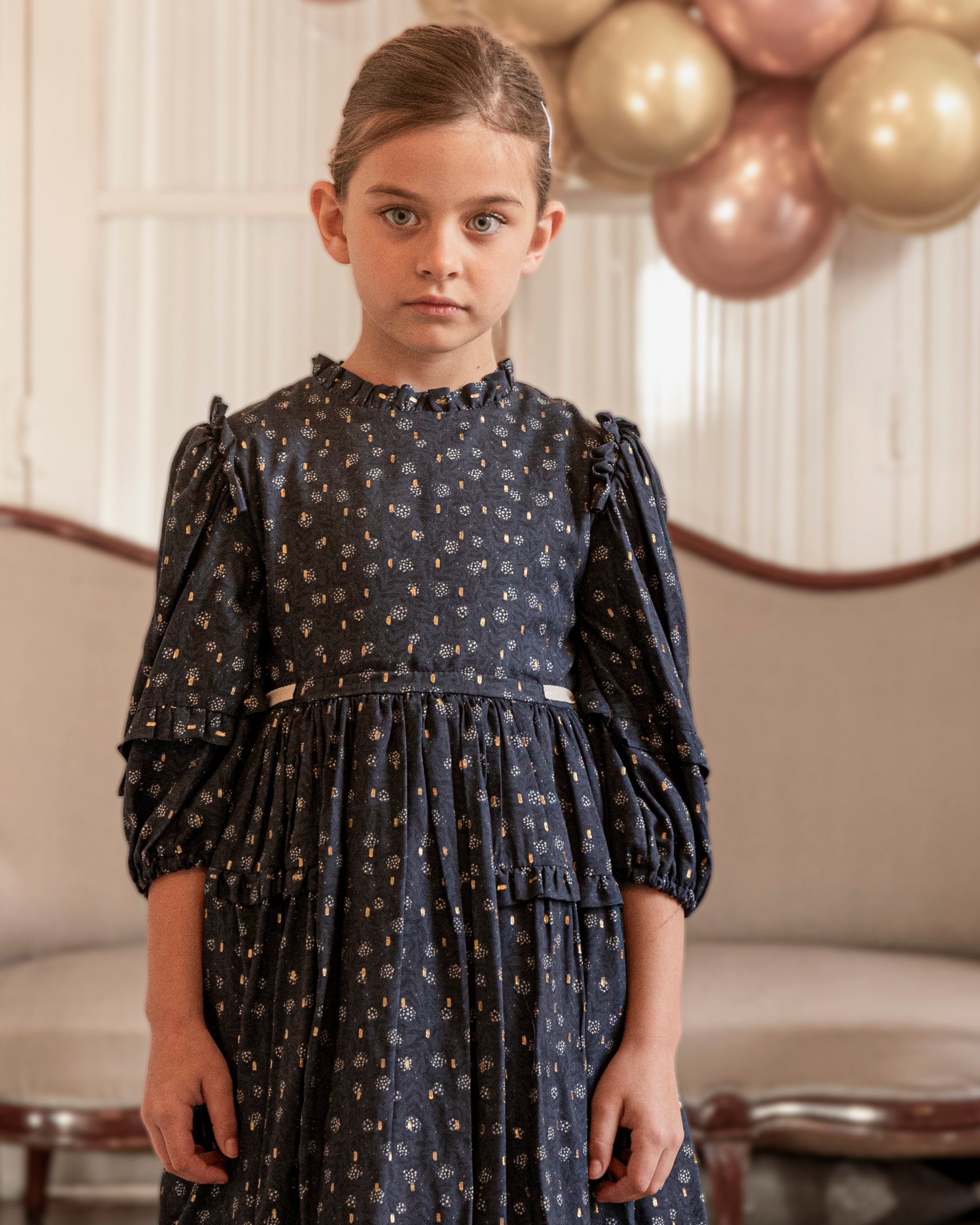 Vestido flores azul marino con oro Lotus de Cosmosophie