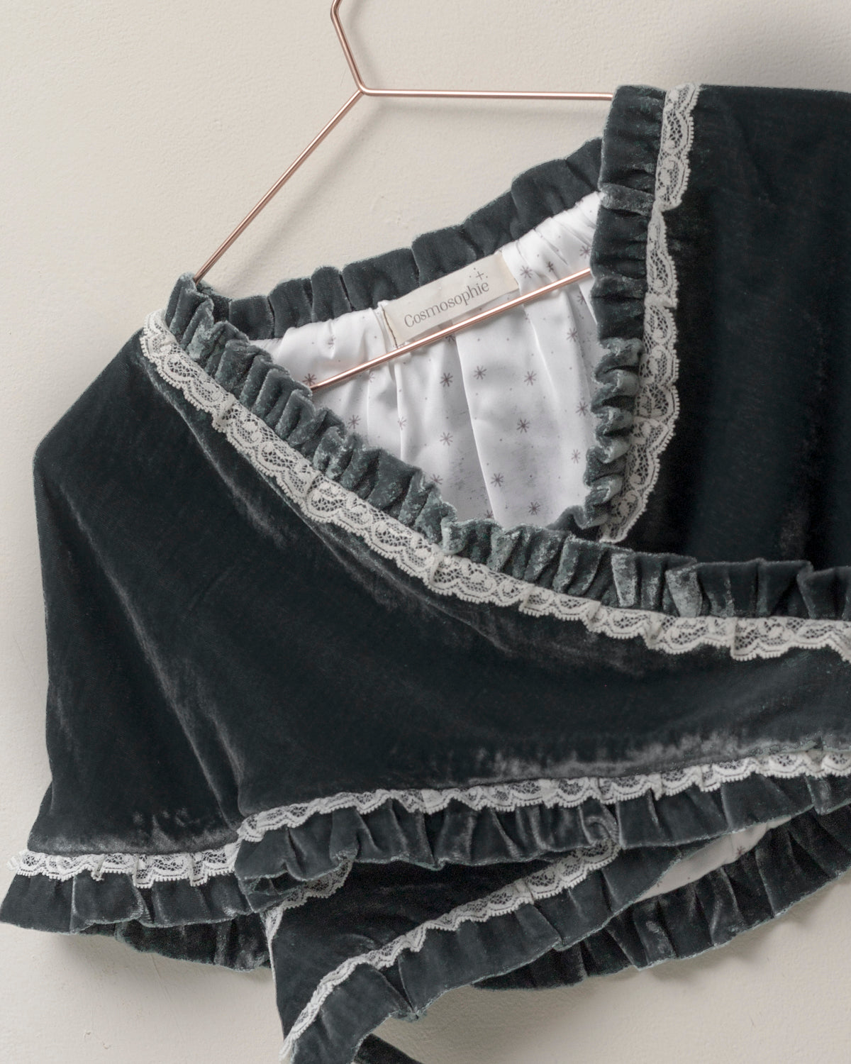 Preciosa mañanita para combinar con nuestros trajes de arras, Confeccionado en terciopelo a juego con nuestros vestidos. Cosmosophie