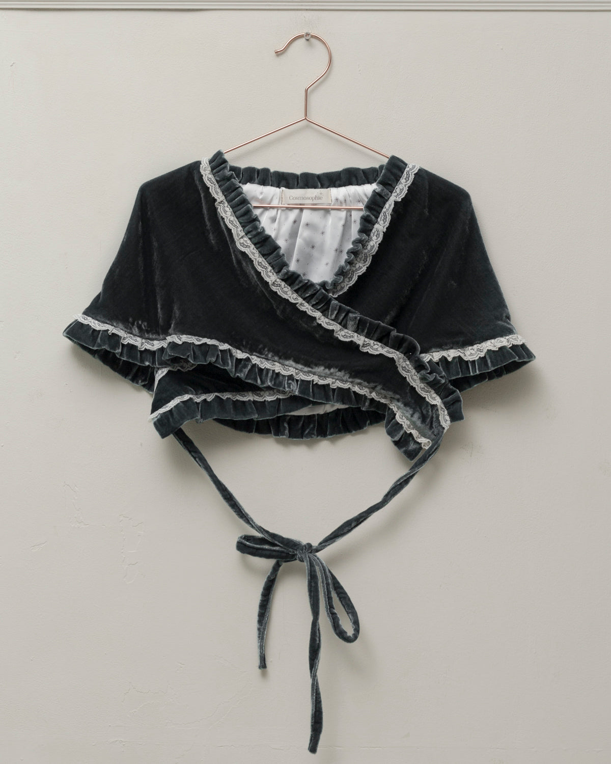 Preciosa mañanita para combinar con nuestros trajes de arras, Confeccionado en terciopelo a juego con nuestros vestidos. Cosmosophie