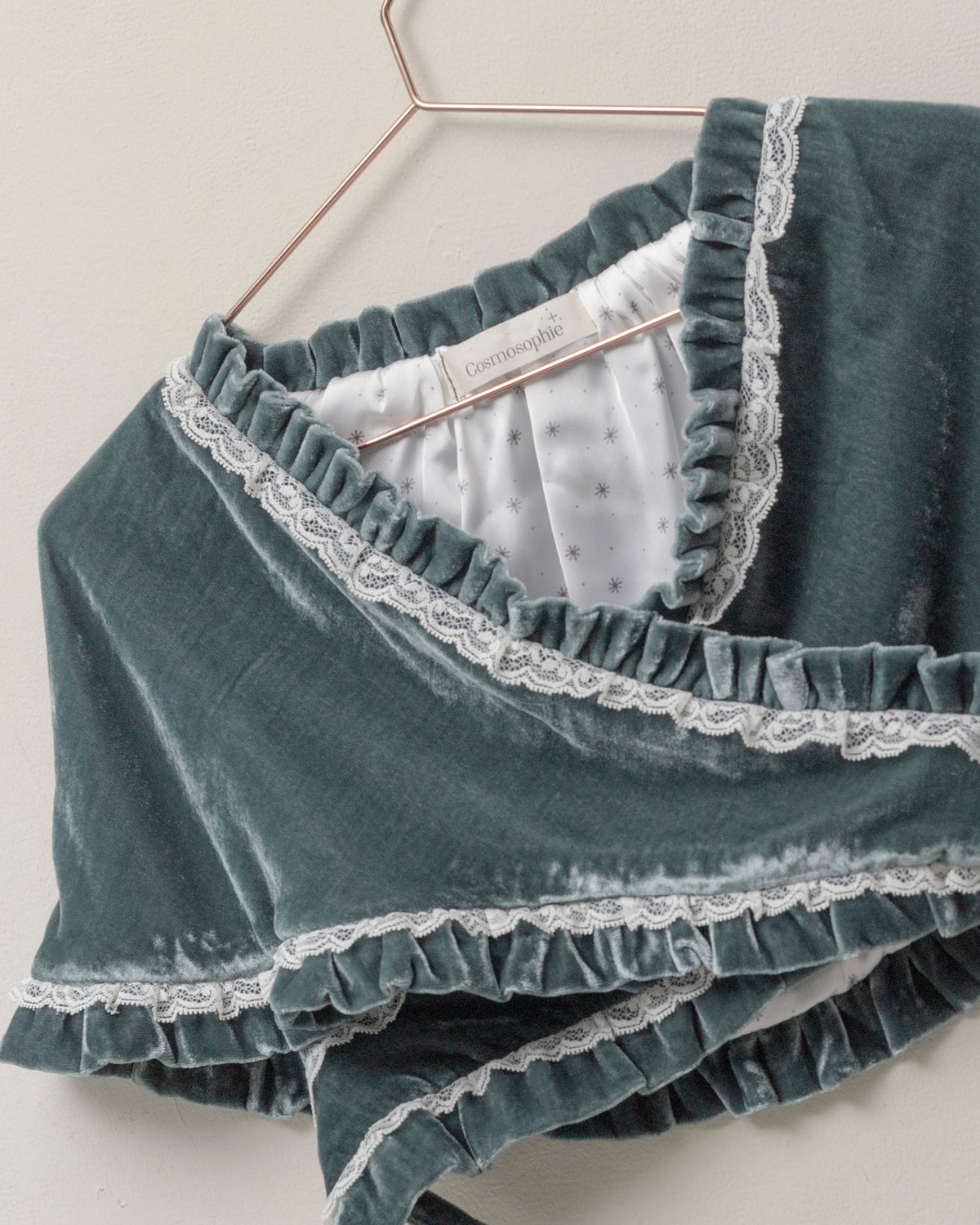 Preciosa mañanita para combinar con nuestros trajes de arras, Confeccionado en terciopelo a juego con nuestros vestidos. Cosmosophie