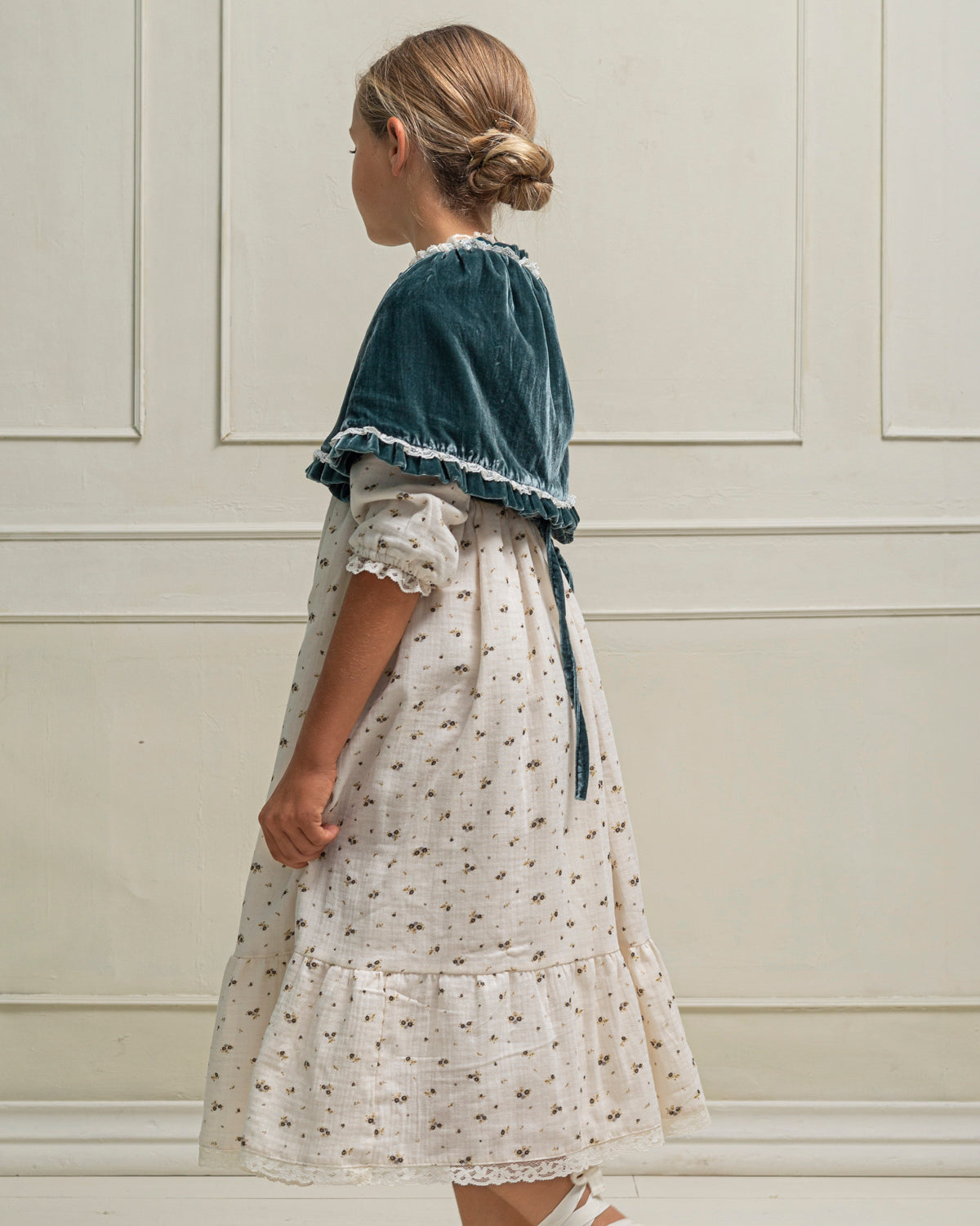 Preciosa mañanita para combinar con nuestros trajes de arras, Confeccionado en terciopelo a juego con nuestros vestidos. Cosmosophie
