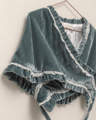 Preciosa mañanita para combinar con nuestros trajes de arras, Confeccionado en terciopelo a juego con nuestros vestidos. Cosmosophie