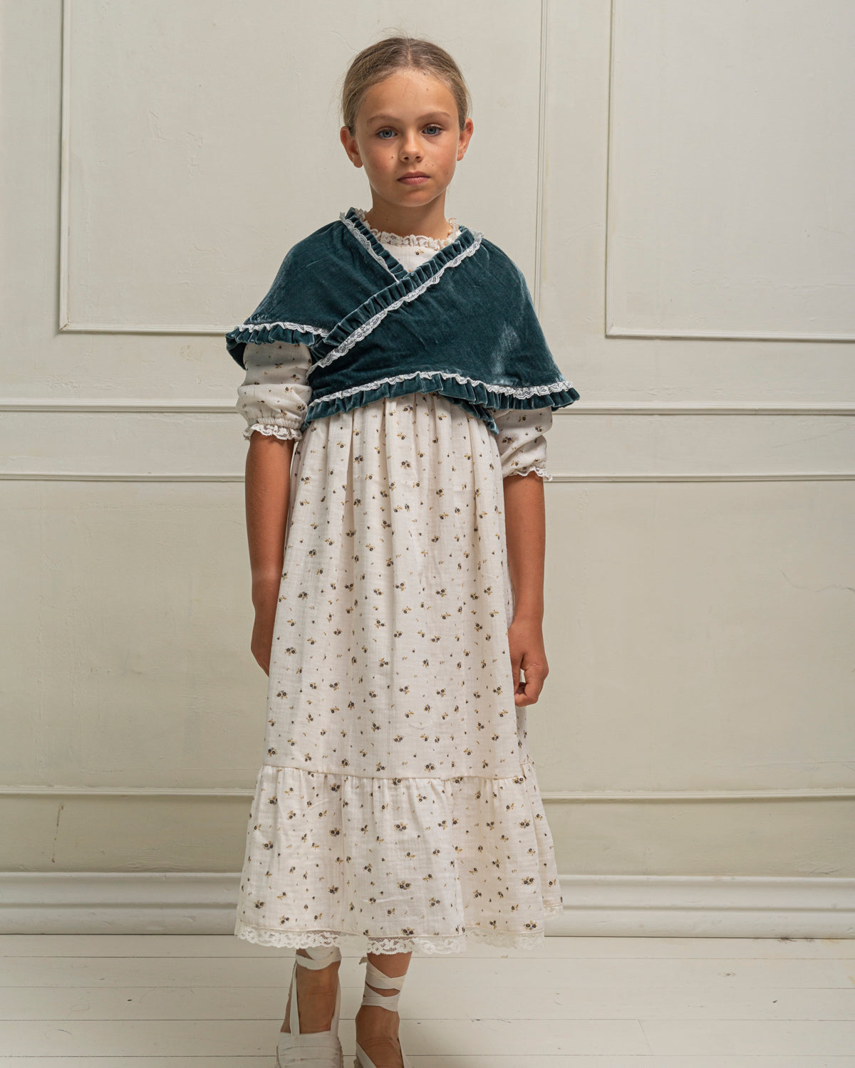 Preciosa mañanita para combinar con nuestros trajes de arras, Confeccionado en terciopelo a juego con nuestros vestidos. Cosmosophie