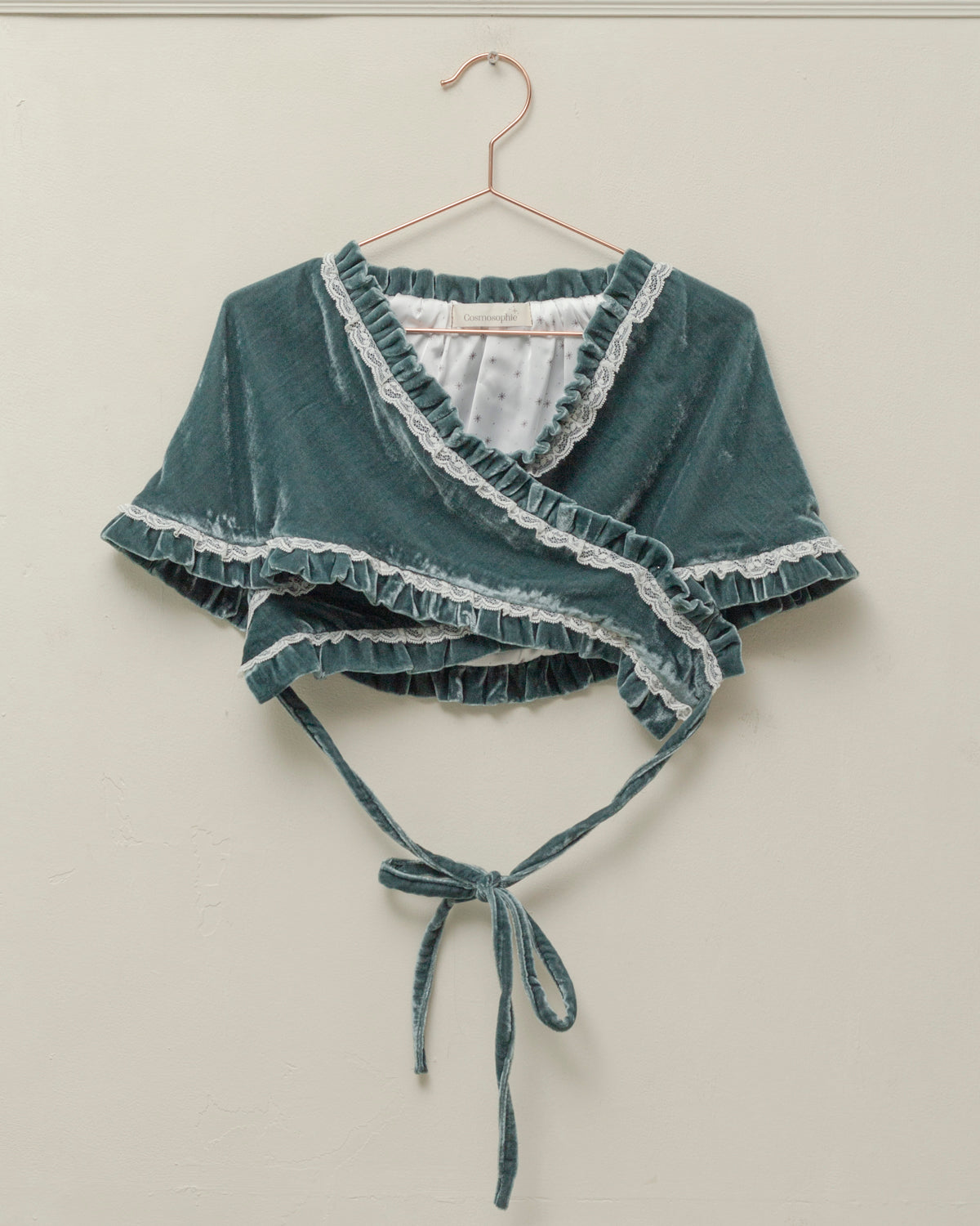 Preciosa mañanita para combinar con nuestros trajes de arras, Confeccionado en terciopelo a juego con nuestros vestidos. Cosmosophie
