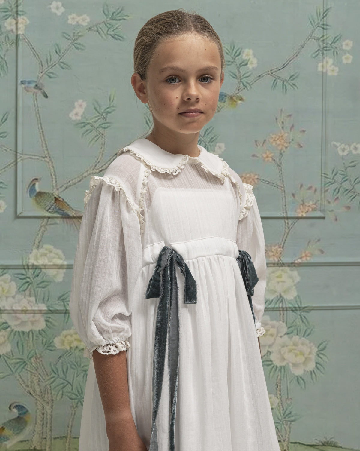 Vestido Primera Comunion con cuello bebe y lazadas en azul de terciopelo. Cosmosophie