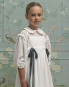 Vestido Primera Comunion con cuello bebe y lazadas en azul de terciopelo. Cosmosophie