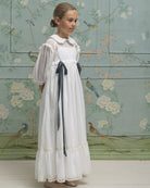 Vestido Primera Comunion con cuello bebe y lazadas en azul de terciopelo. Cosmosophie