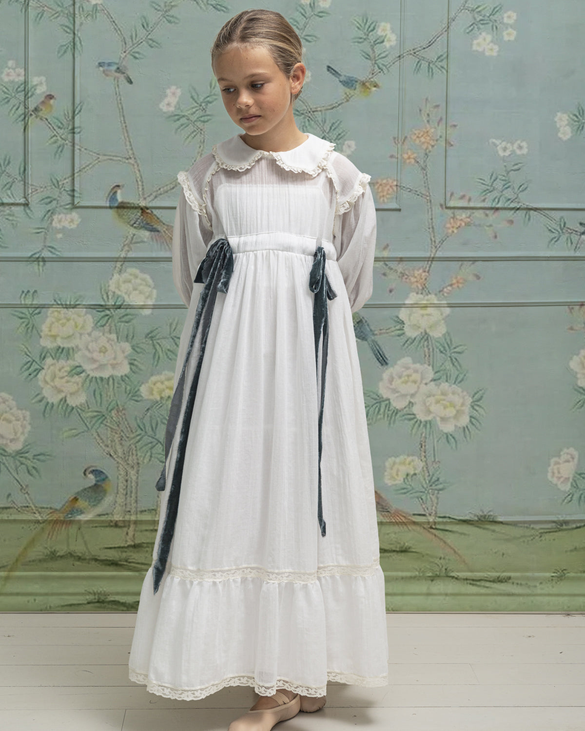Vestido Primera Comunion con cuello bebe y lazadas en azul de terciopelo. Cosmosophie