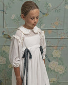 Vestido Primera Comunion con cuello bebe y lazadas en azul de terciopelo. Cosmosophie