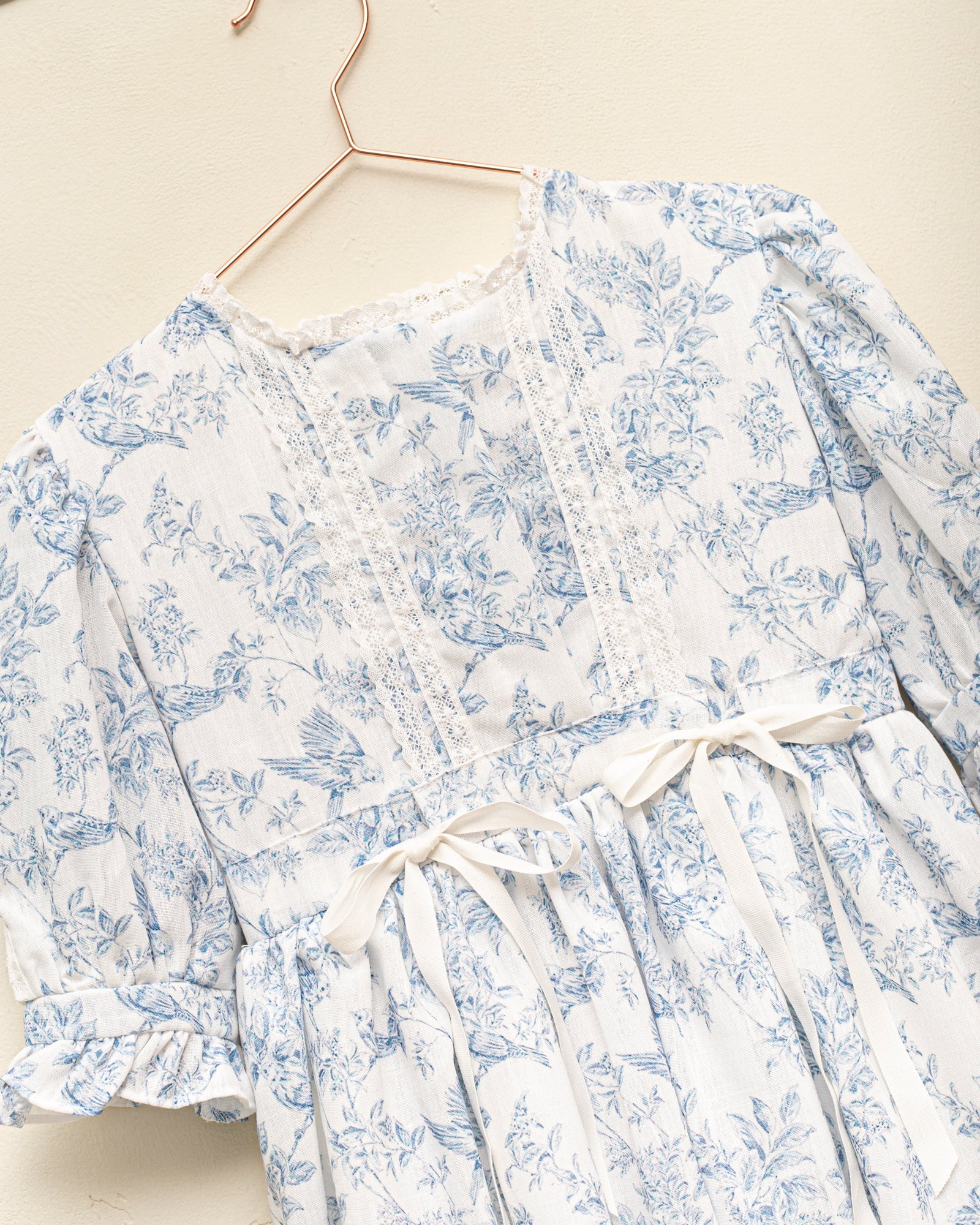 Vestido encajes estampado pájaros Moss Waso