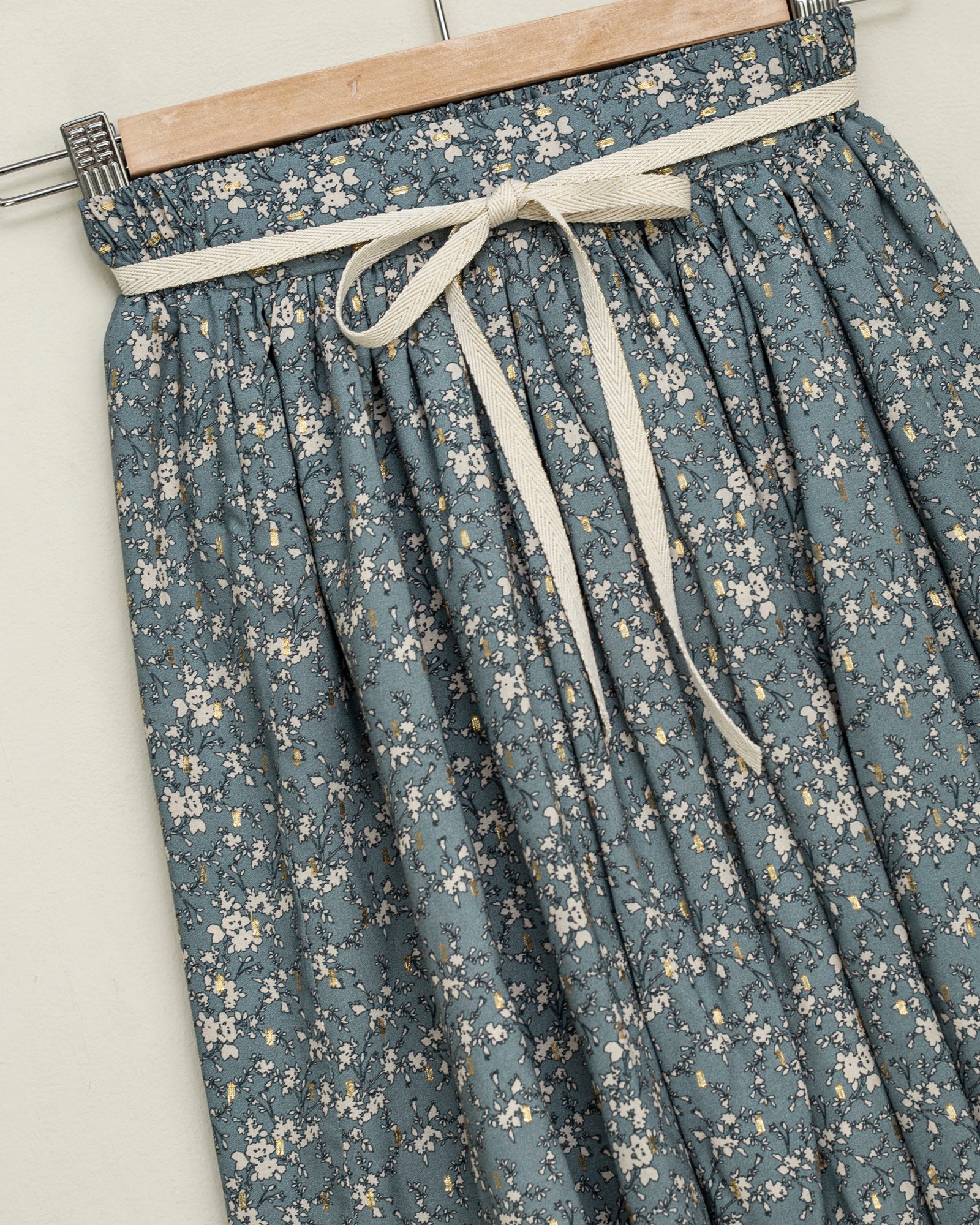 Falda azul grisaceo para adolescentes de flores beige y oro Cosmosophie