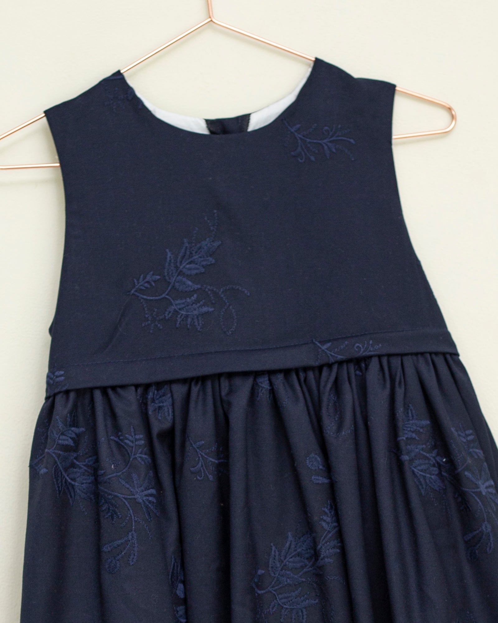 Vestido pichi azul noche de lana bordada Cosmosophie