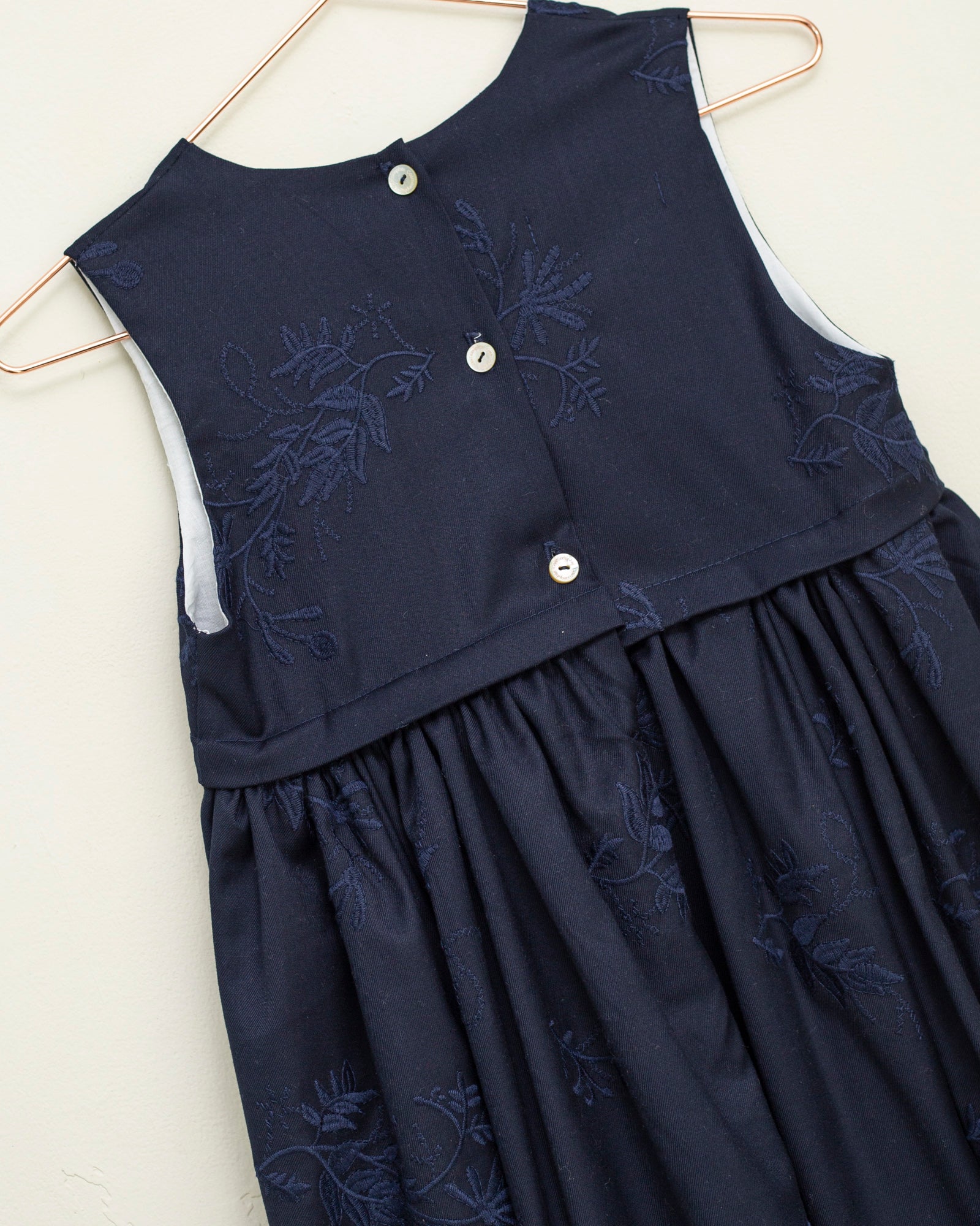 Vestido pichi azul noche de lana bordada Cosmosophie