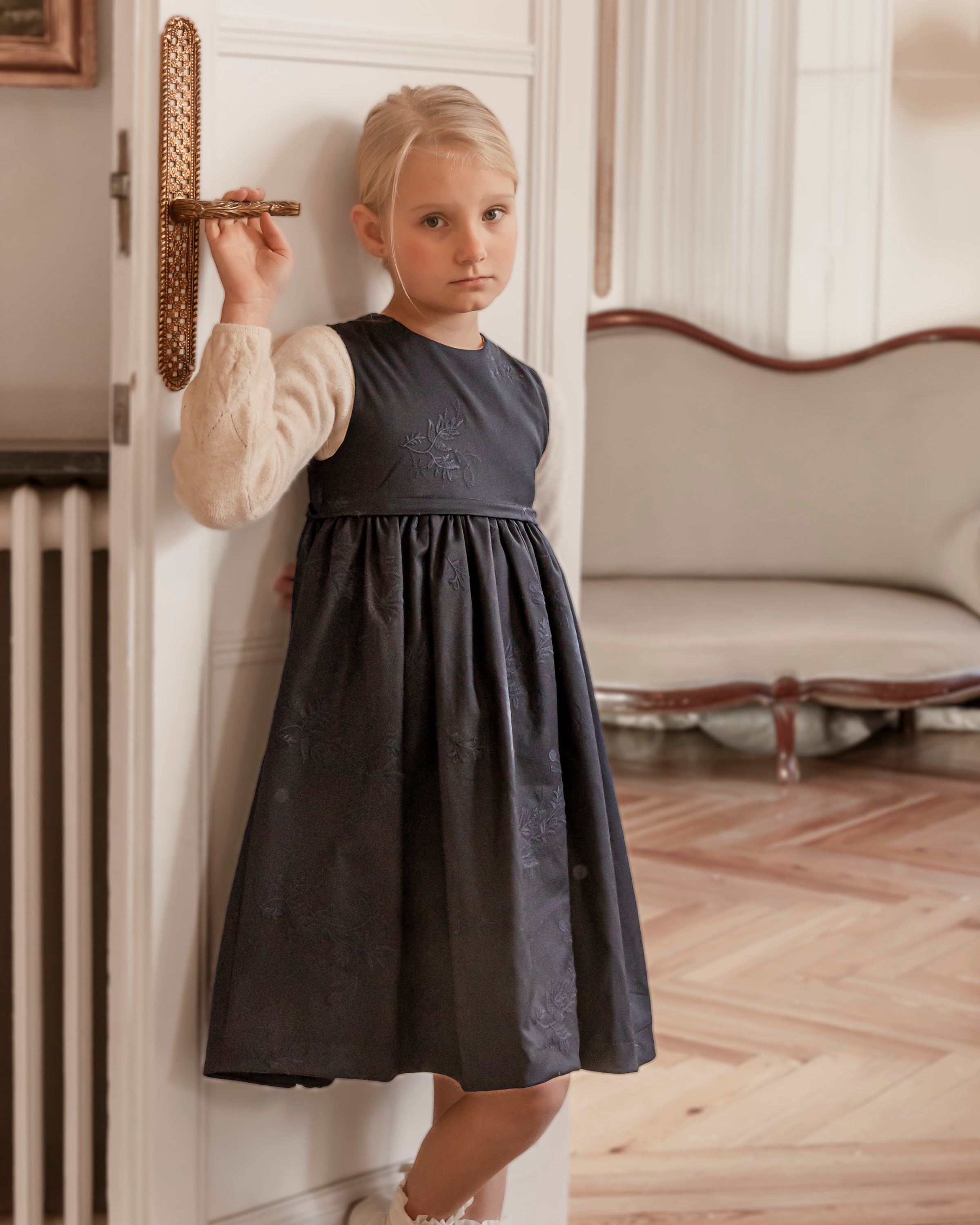 Vestido pichi azul noche de lana bordada Cosmosophie