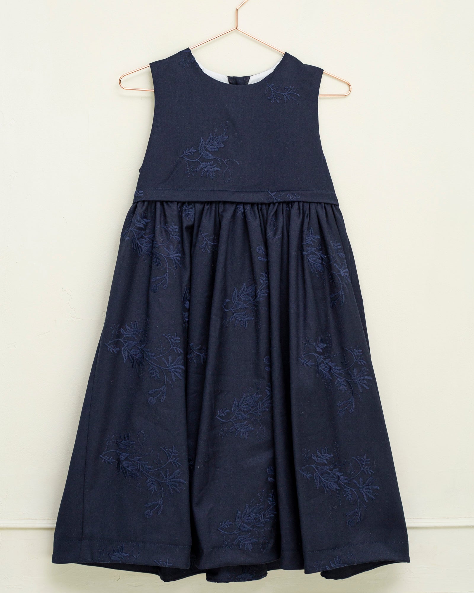 Vestido pichi azul noche de lana bordada Cosmosophie