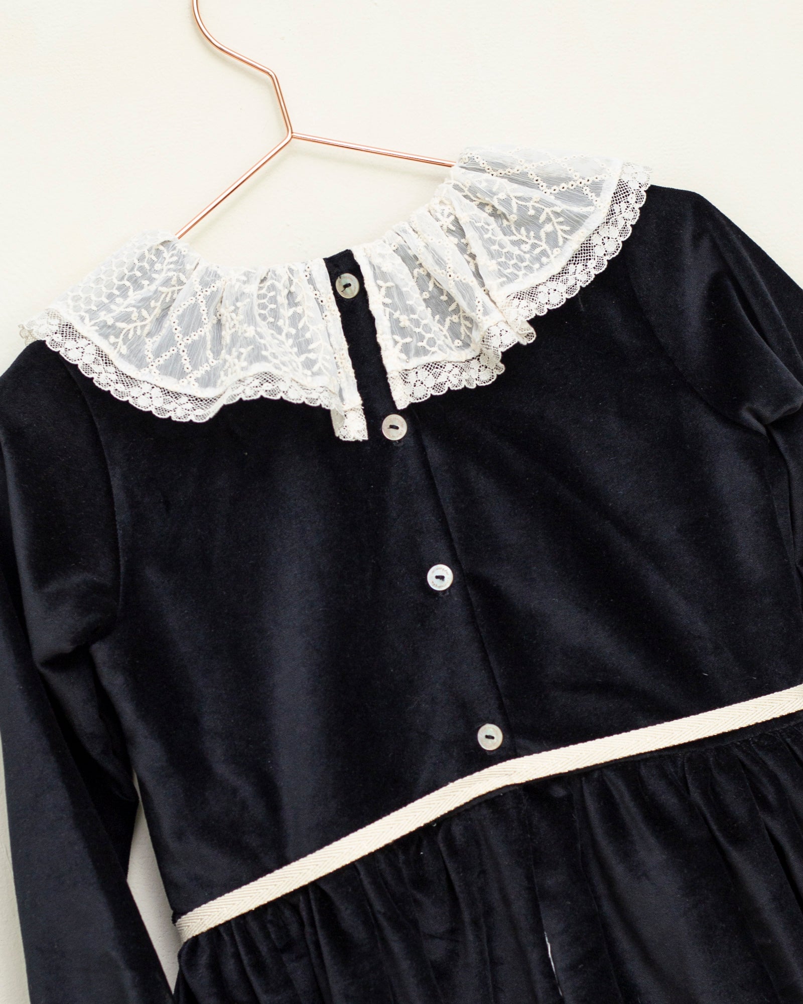 Vestido largo negro terciopelo cuello encaje Cosmosophie