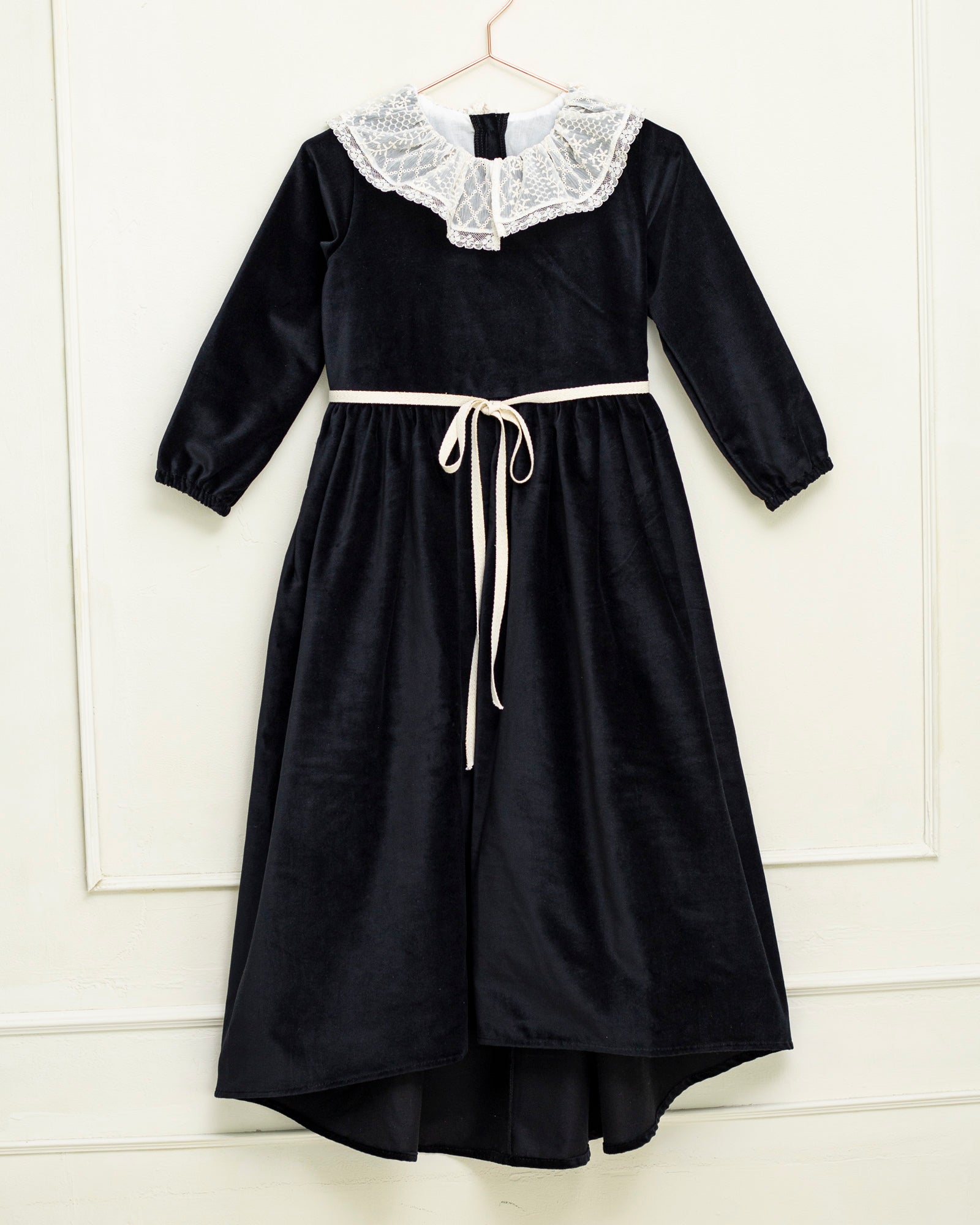 Vestido largo negro terciopelo cuello encaje Cosmosophie