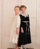 Vestido largo negro terciopelo cuello encaje Cosmosophie