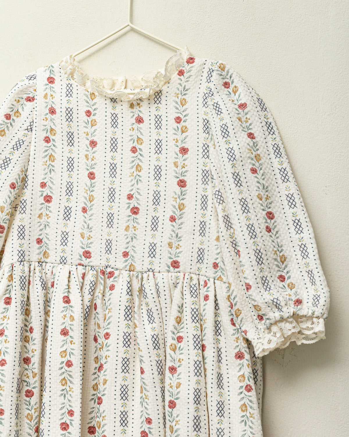 vestido de arras de flores con encaje. Cosmosophie.com
