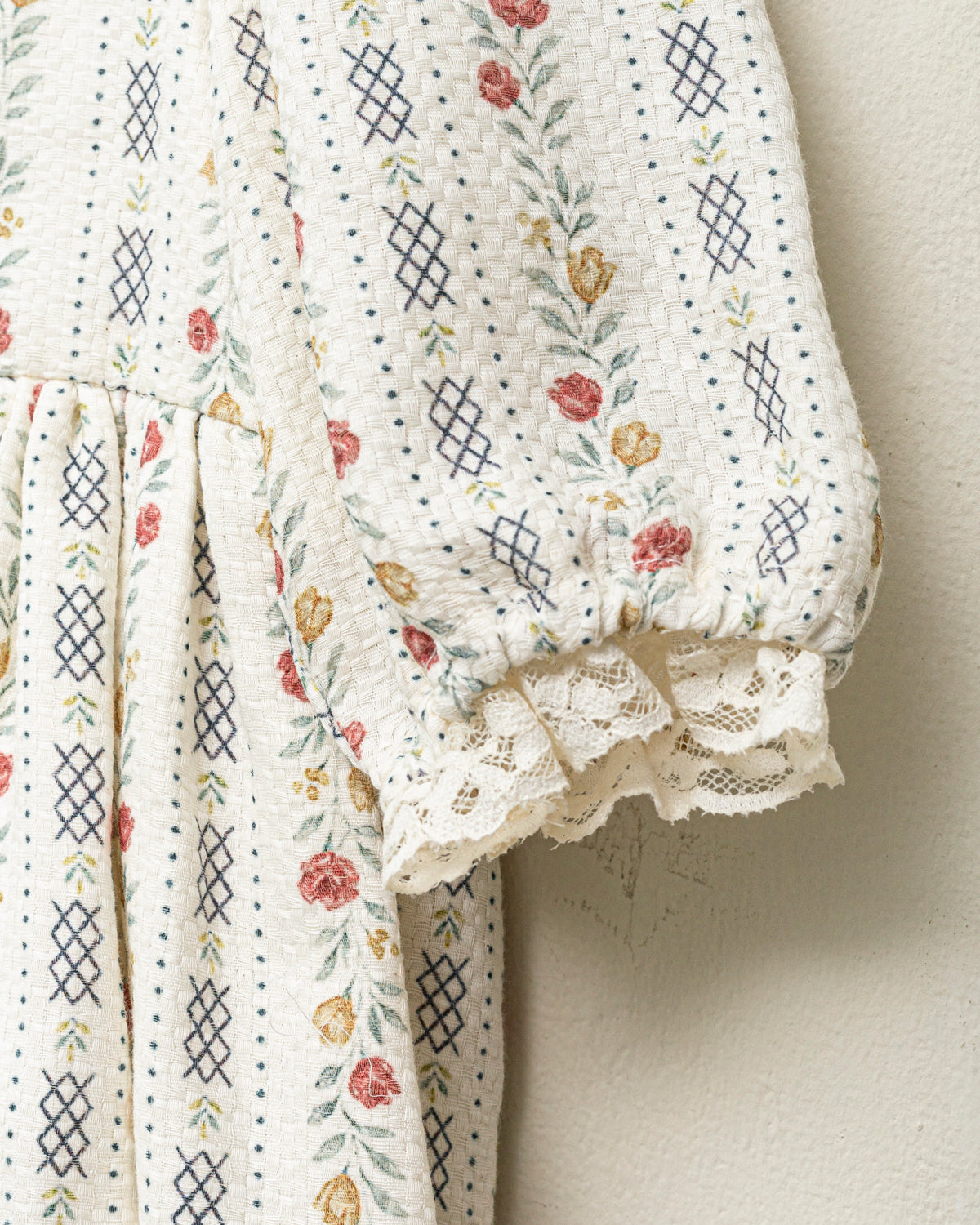 vestido de arras de flores con encaje. Cosmosophie.com