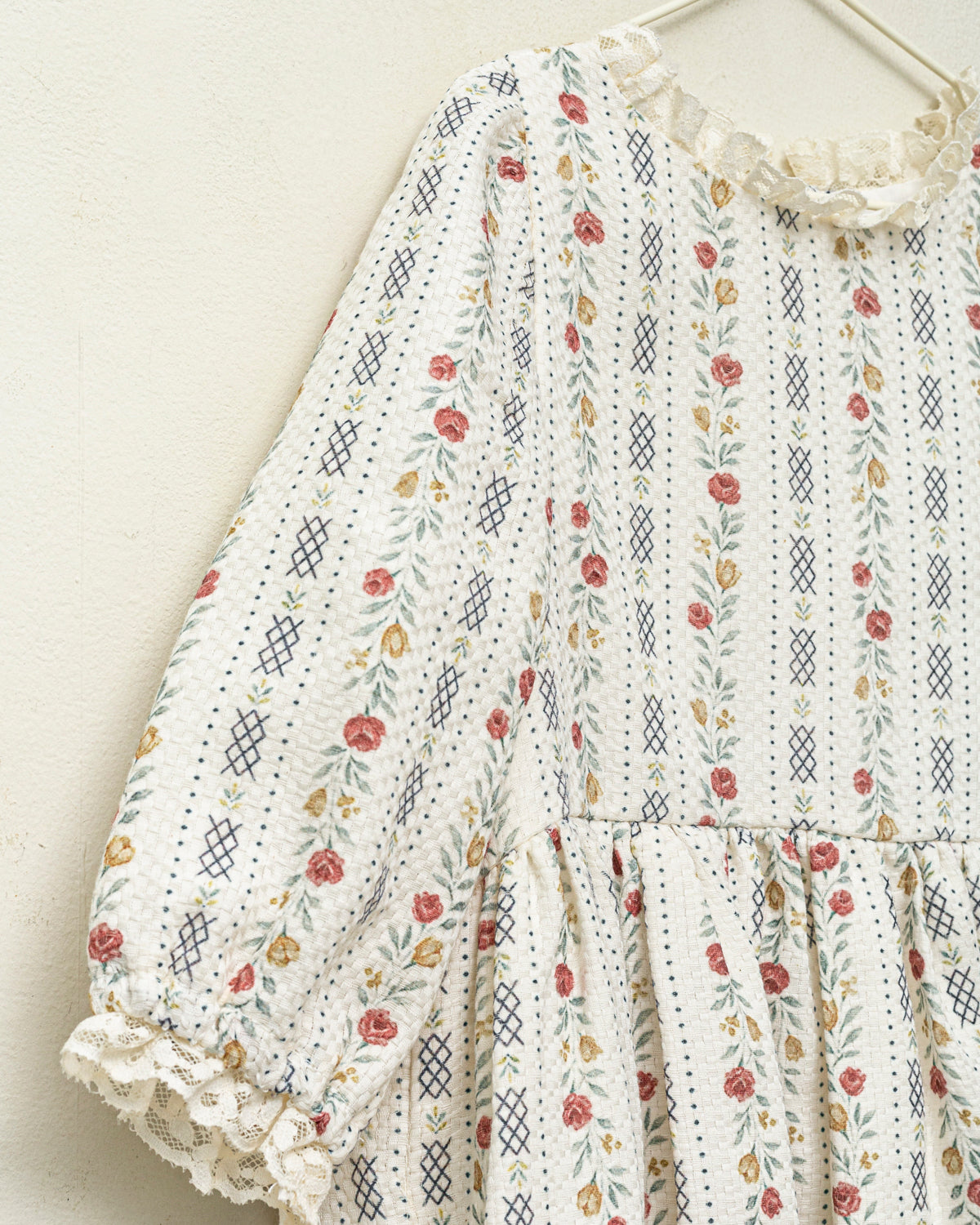 vestido de arras de flores con encaje. Cosmosophie.com