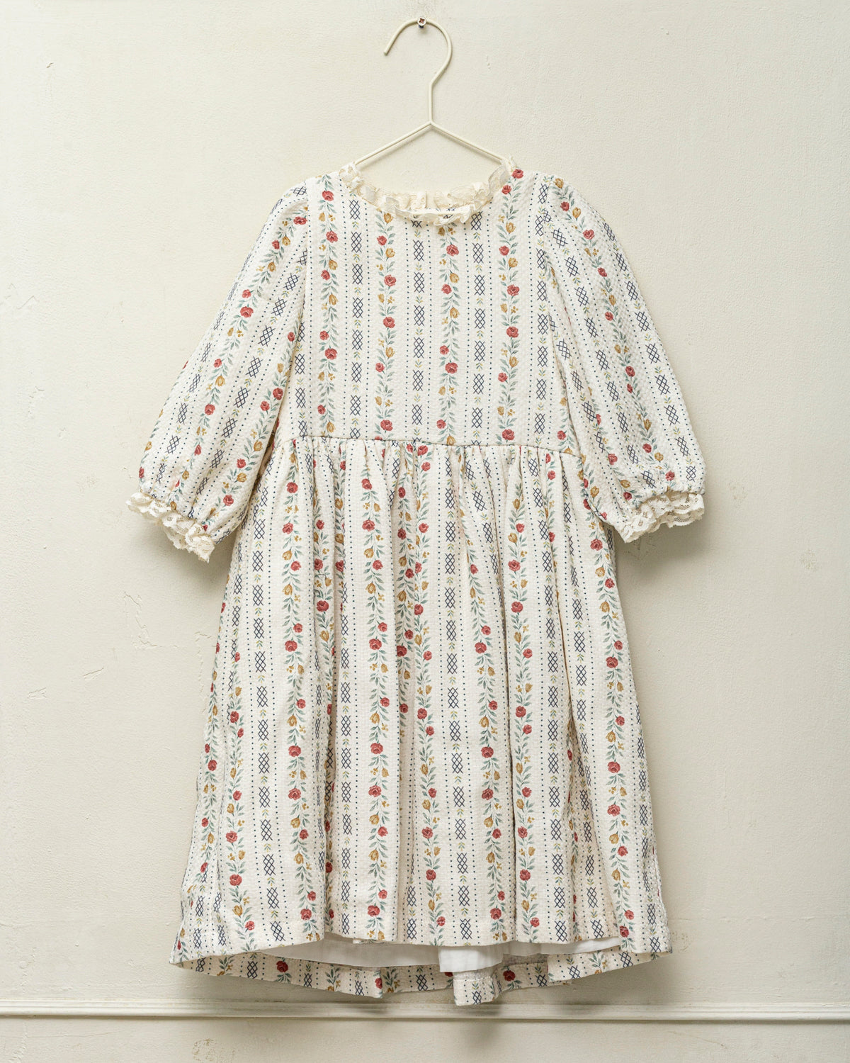 vestido de arras de flores con encaje. Cosmosophie.com