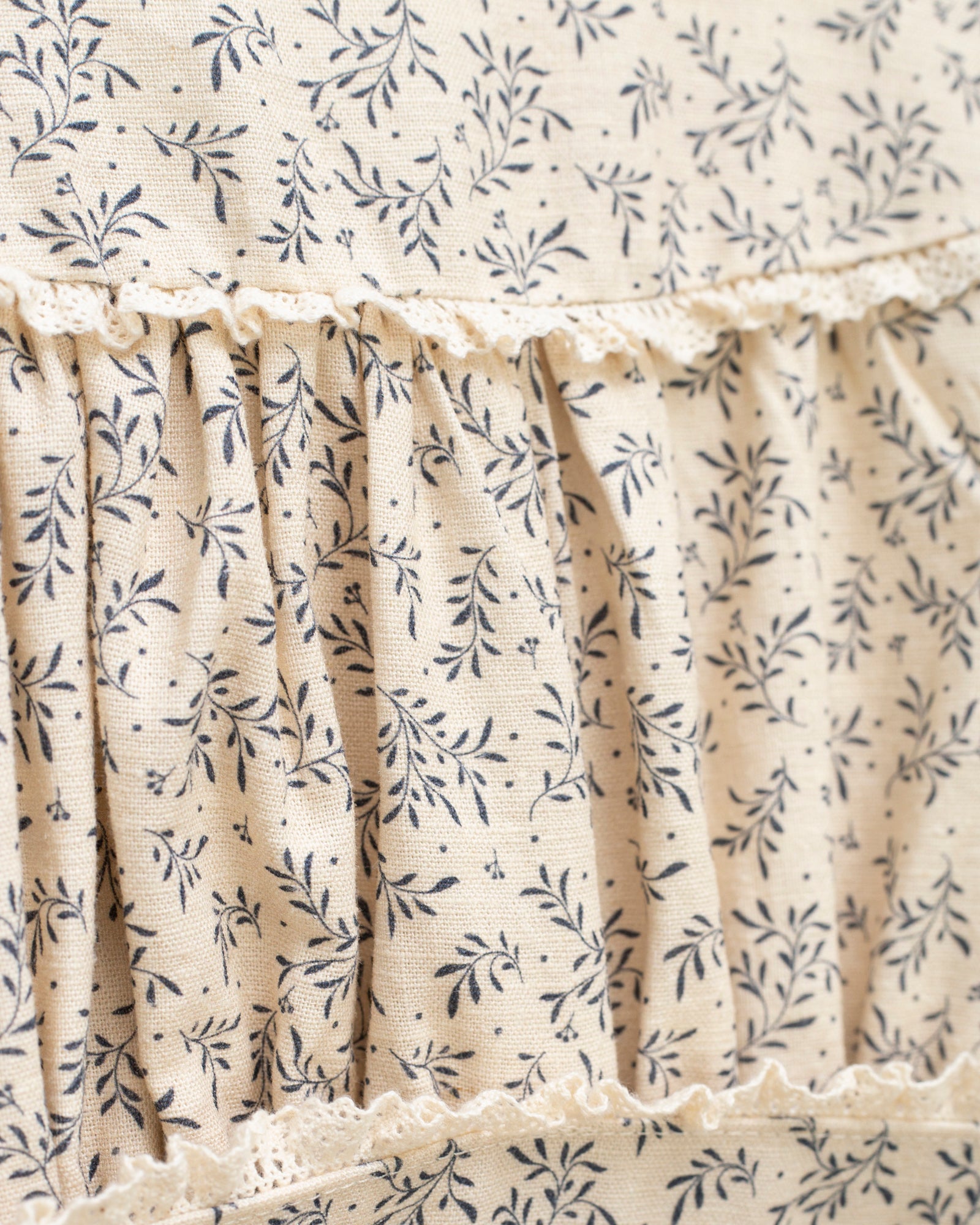 Vestido lino beige con flores azul marino Cosmosophie