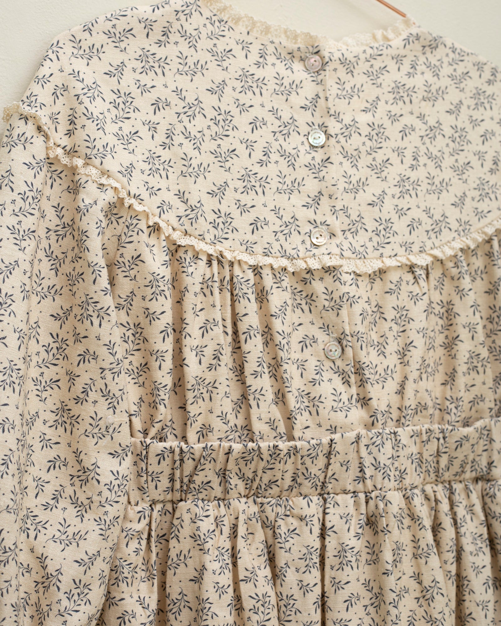 Vestido lino beige con flores azul marino Cosmosophie