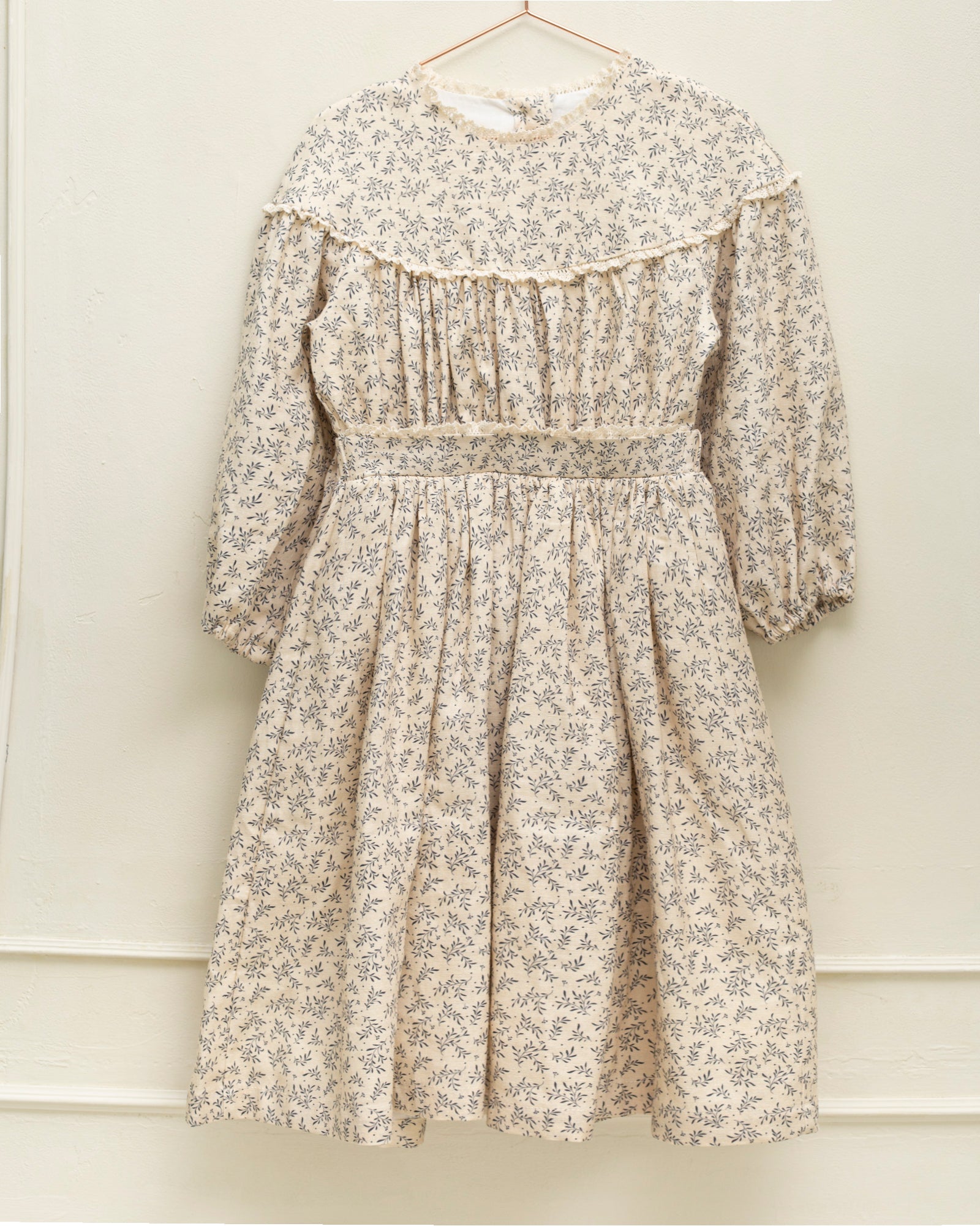 Vestido lino beige con flores azul marino Cosmosophie