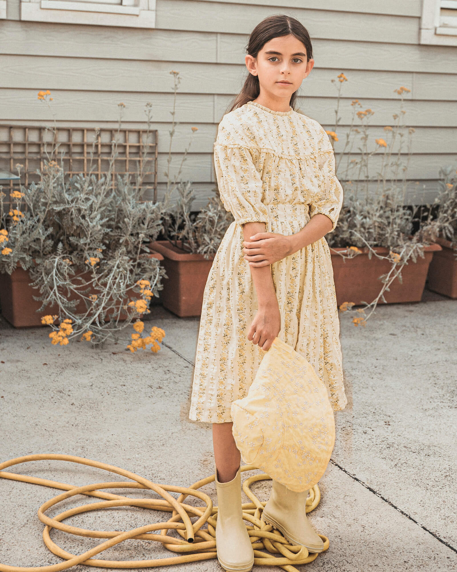 Falda flores amarilla adolescente para invitada. Cosmosophie
