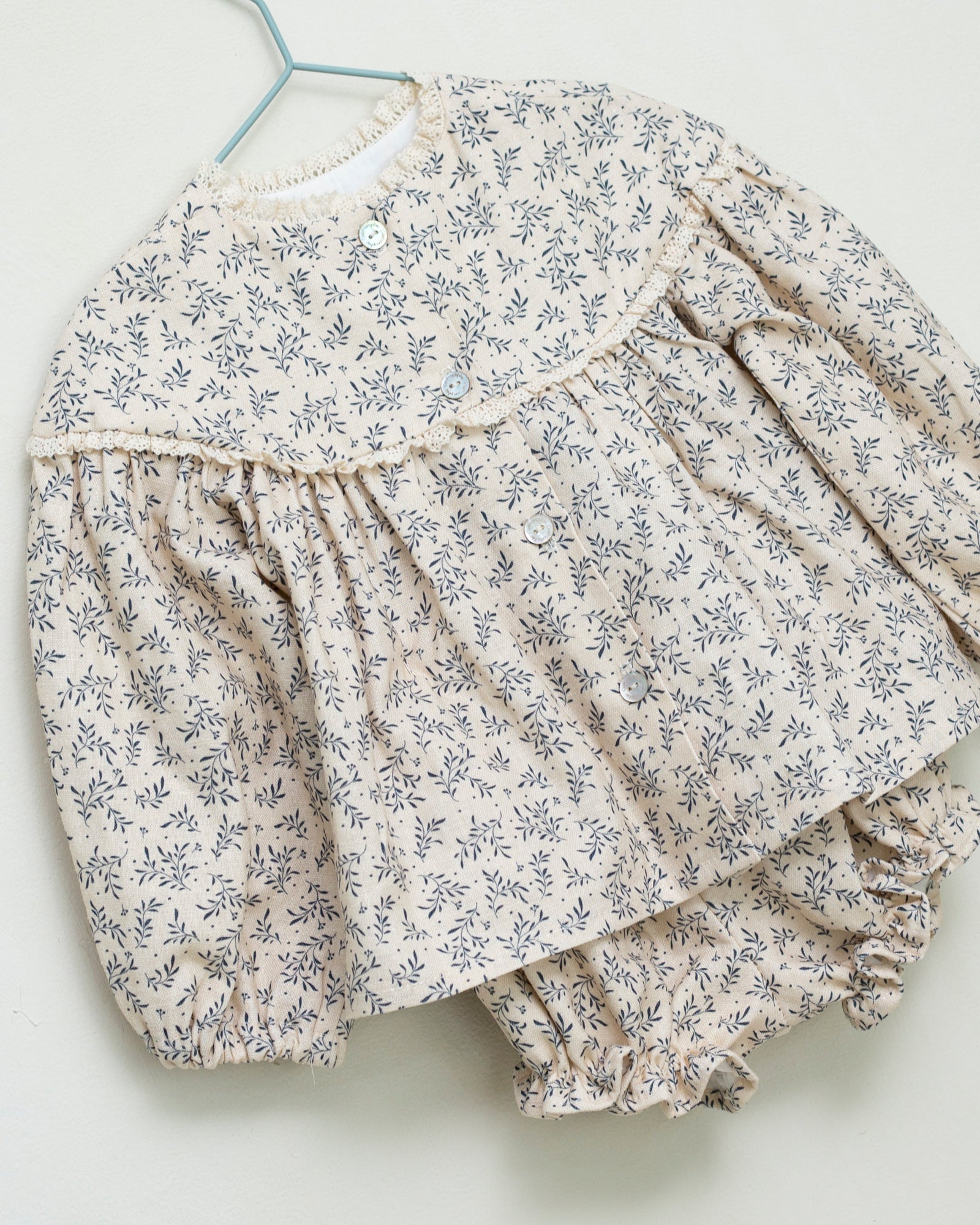 Conjunto bebe lino de flores de cosmosophie