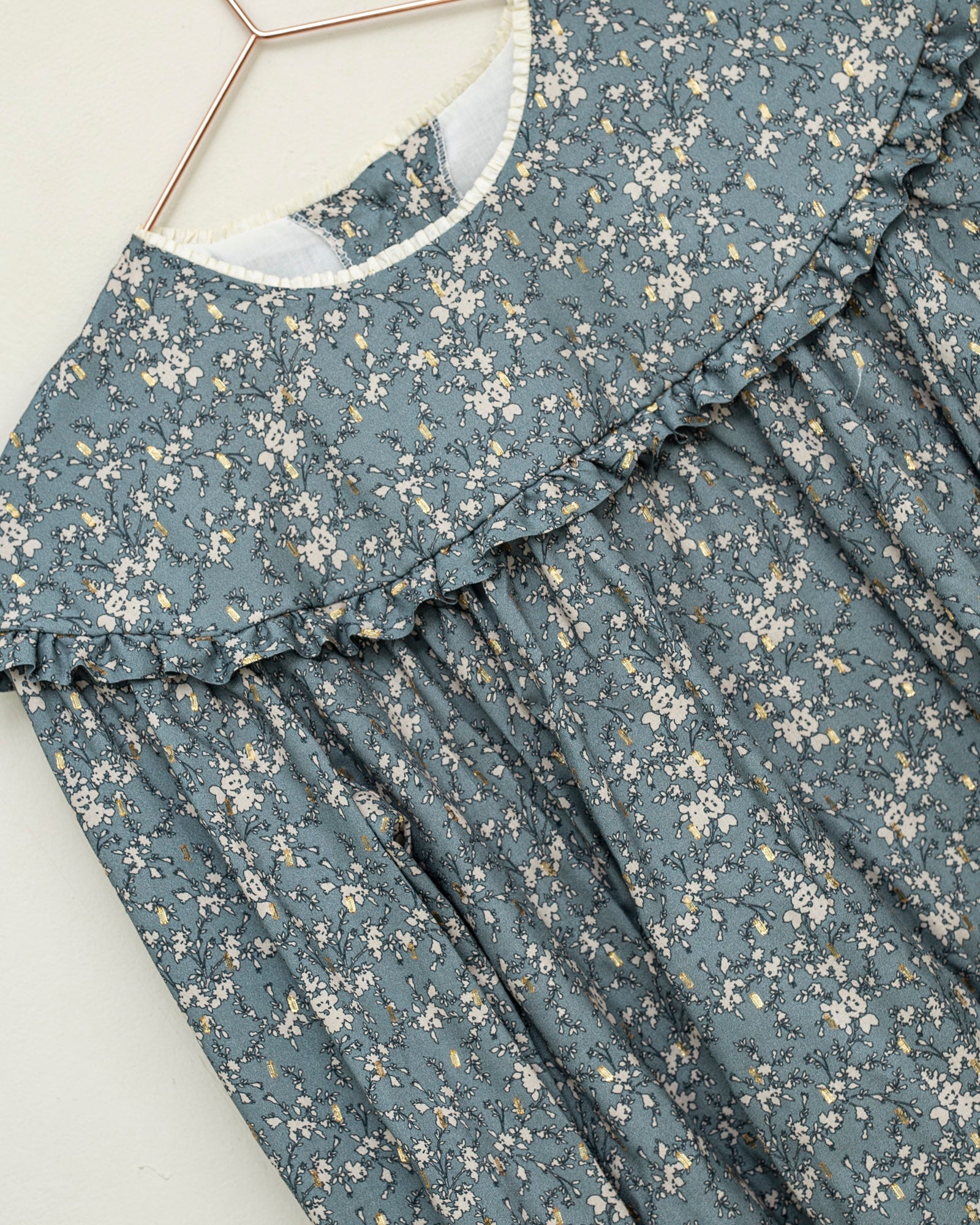 Blusa adolescente azul grisaceo con flores en beige y oro Cosmosophie