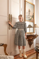 Blusa adolescente azul grisaceo con flores en beige y oro Cosmosophie