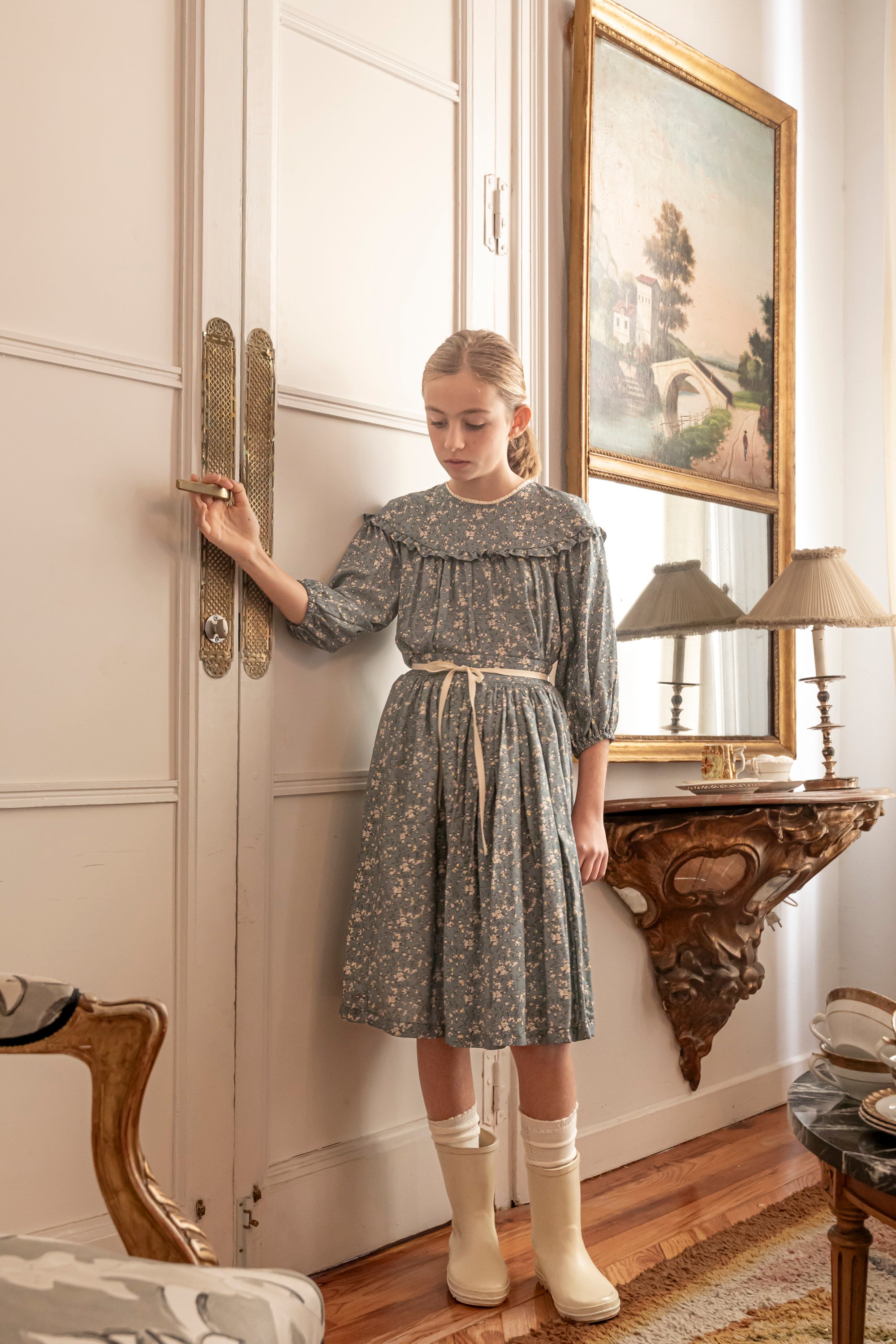 Blusa adolescente azul grisaceo con flores en beige y oro Cosmosophie