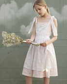 Vestido para niña de invitada. Vestido de TirantesRosa con Delantal de Flores para Boda o Primera Comunion Cosmosophie