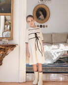 Vestido crcudo con detalles y lazo en negro Palais Cosmosophie.