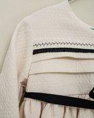 Vestido crcudo con detalles y lazo en negro Palais Cosmosophie.