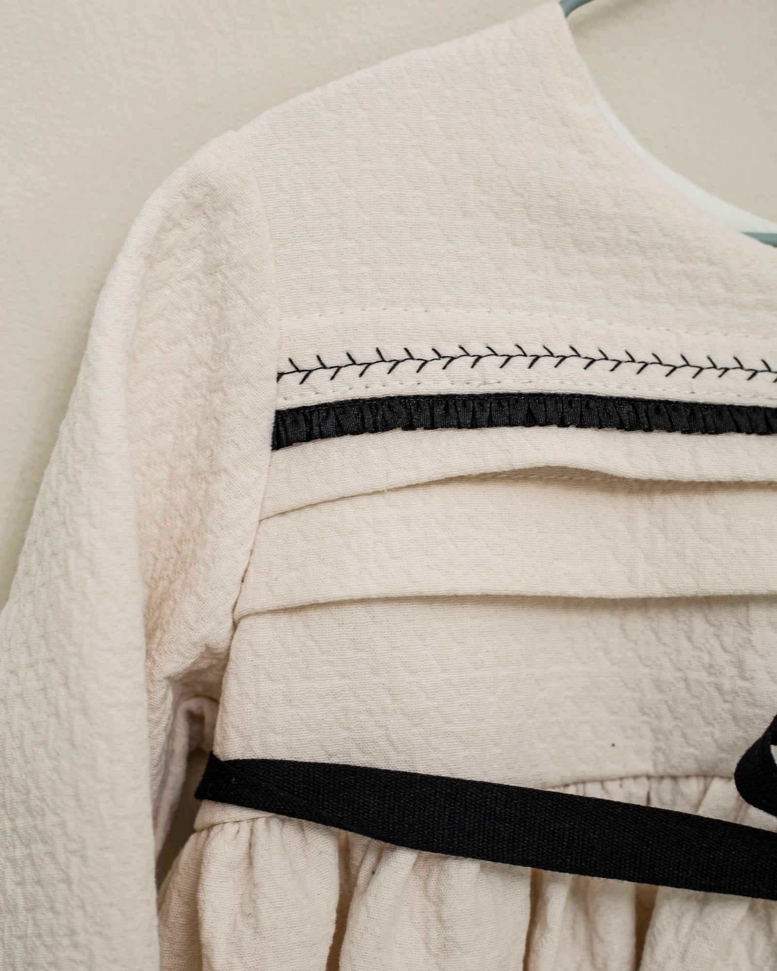 Vestido crcudo con detalles y lazo en negro Palais Cosmosophie.