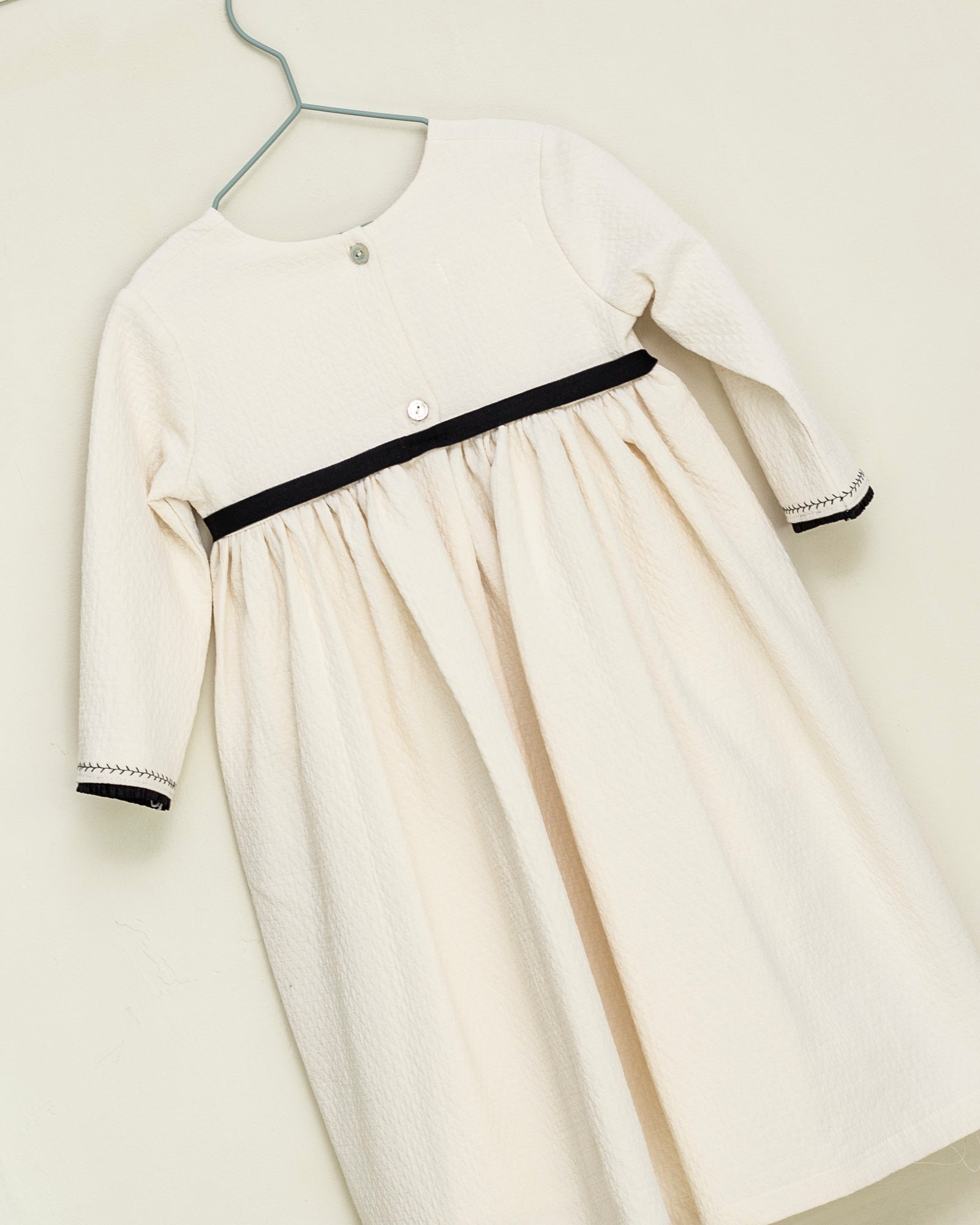 Vestido crcudo con detalles y lazo en negro Palais Cosmosophie.