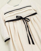 Vestido crcudo con detalles y lazo en negro Palais Cosmosophie.