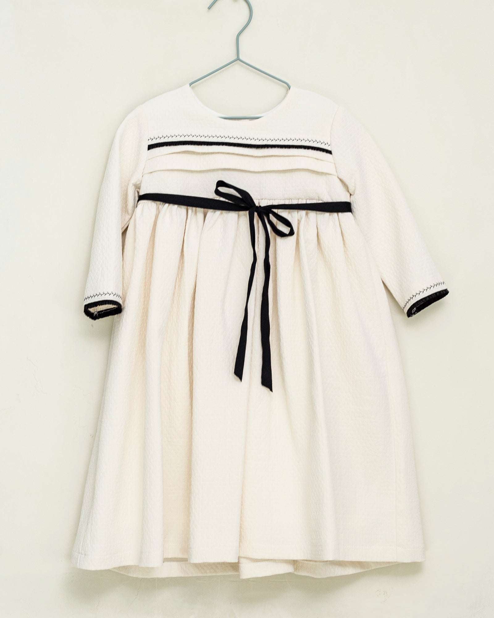 Vestido crcudo con detalles y lazo en negro Palais Cosmosophie.