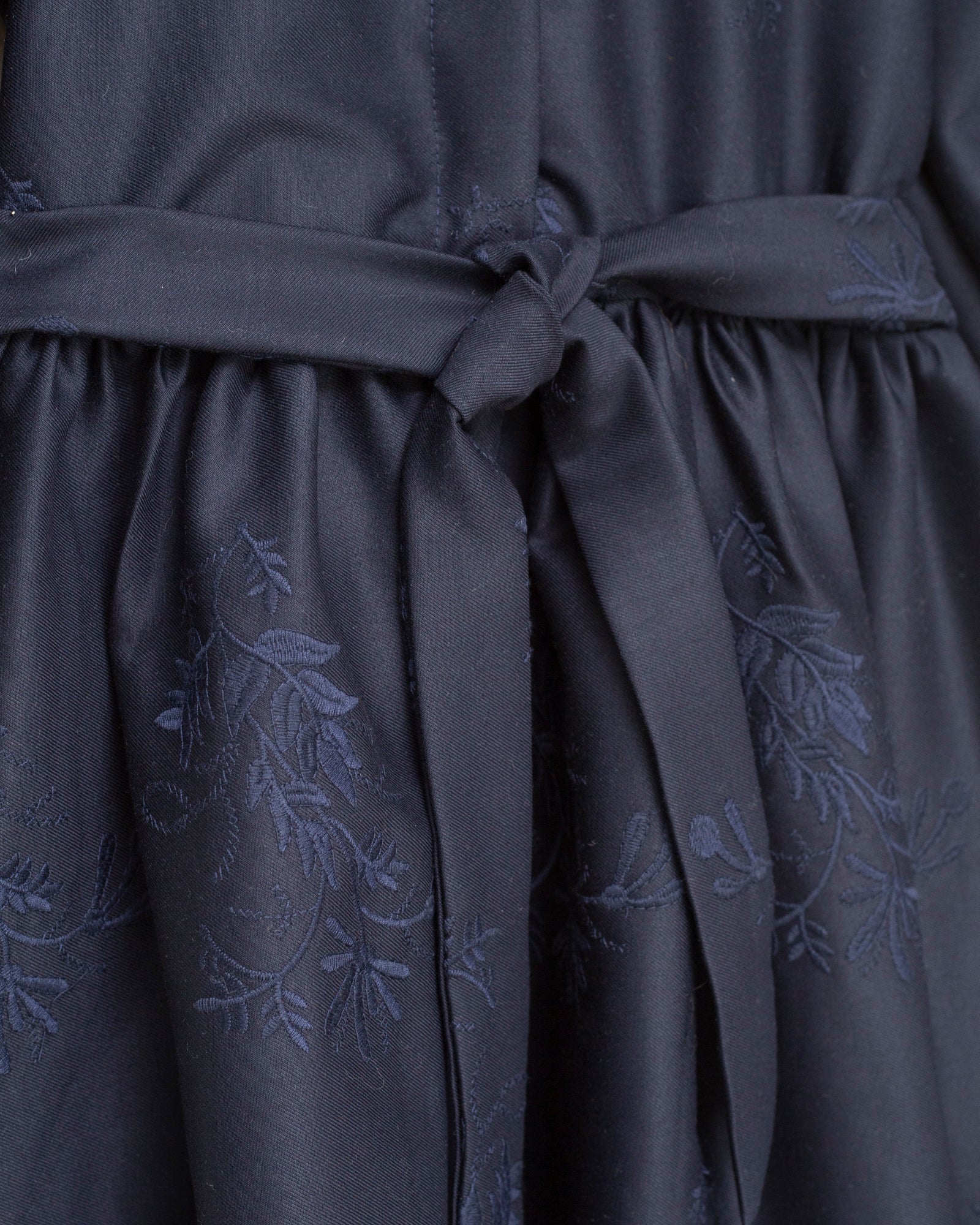 Vestido adolescente azul noche de lana bordada Cosmosophie