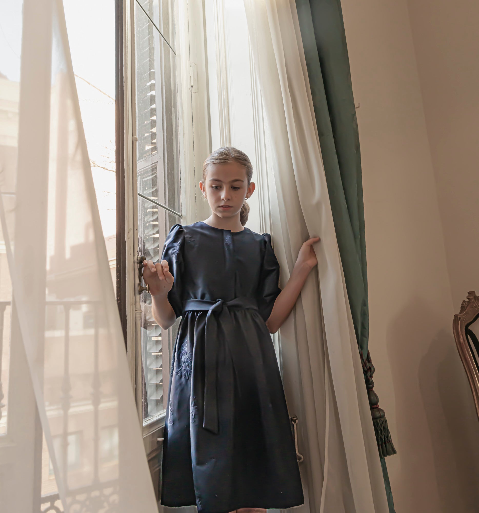 Vestido adolescente azul noche de lana bordada Cosmosophie