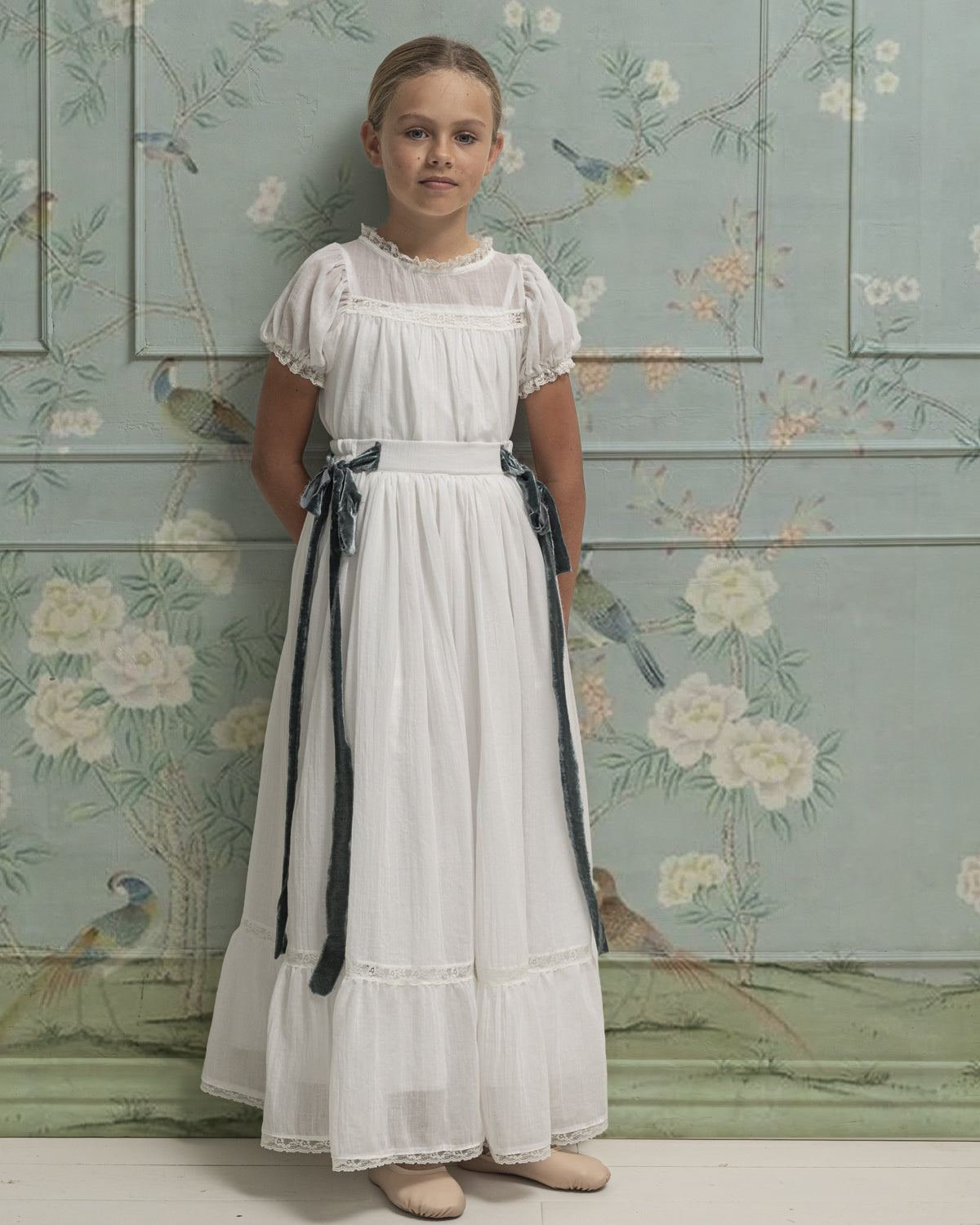 Conjunto de Primera Comunion de falda larga y blusa en blanco roto con encaje, Paola. Cosmosophie.