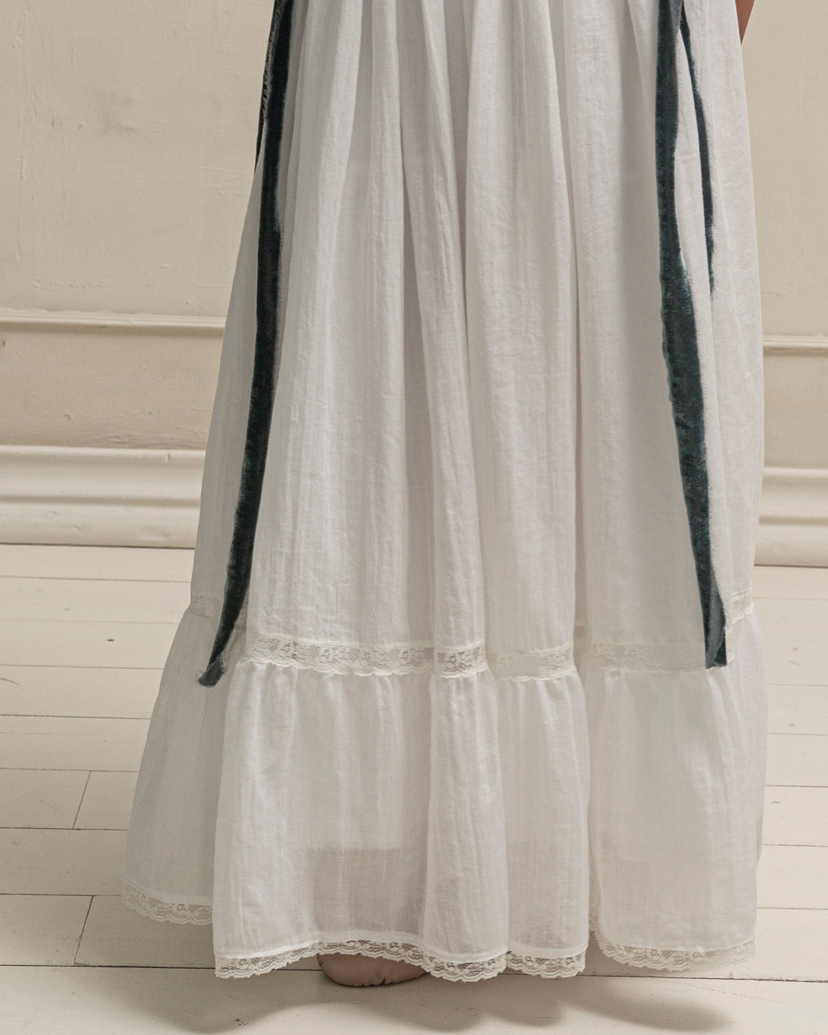 Conjunto de Primera Comunion de falda larga y blusa en blanco roto con encaje, Paola. Cosmosophie.