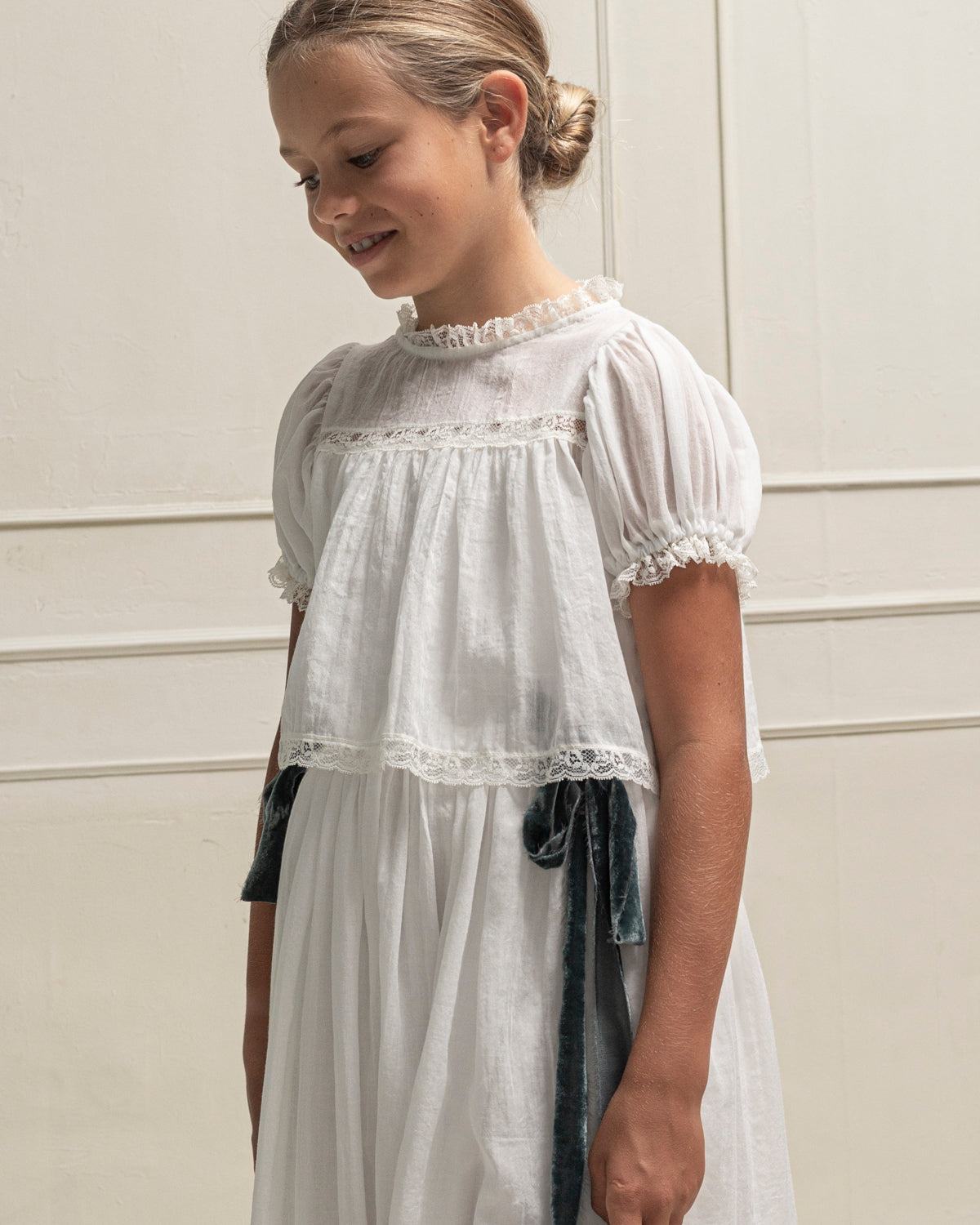 Conjunto de Primera Comunion de falda larga y blusa en blanco roto con encaje, Paola. Cosmosophie.