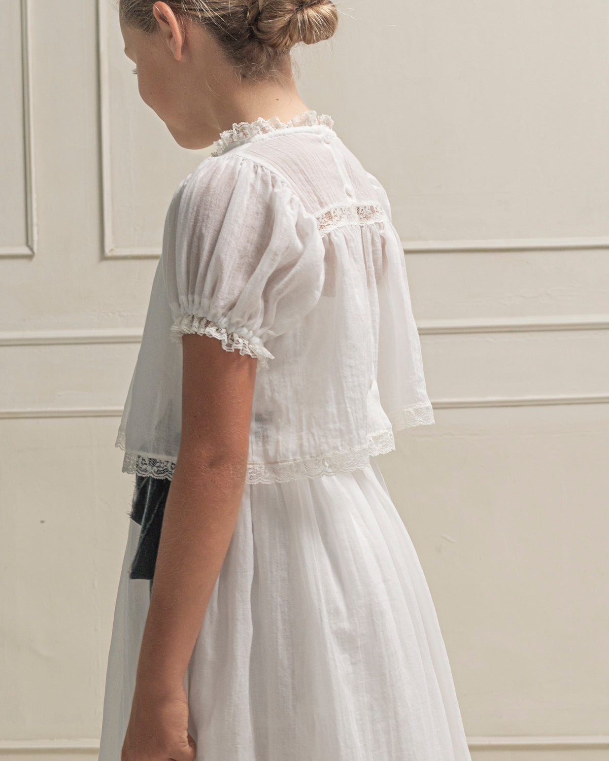 Conjunto de Primera Comunion de falda larga y blusa en blanco roto con encaje, Paola. Cosmosophie.