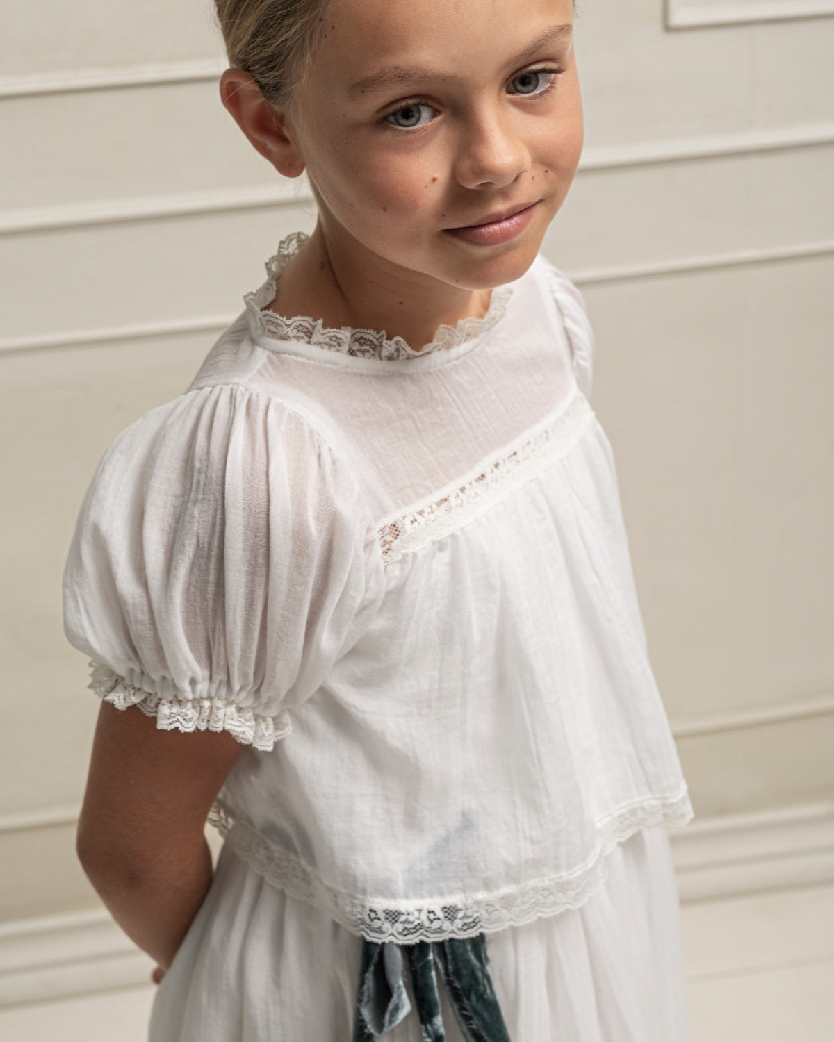 Conjunto de Primera Comunion de falda larga y blusa en blanco roto con encaje, Paola. Cosmosophie.
