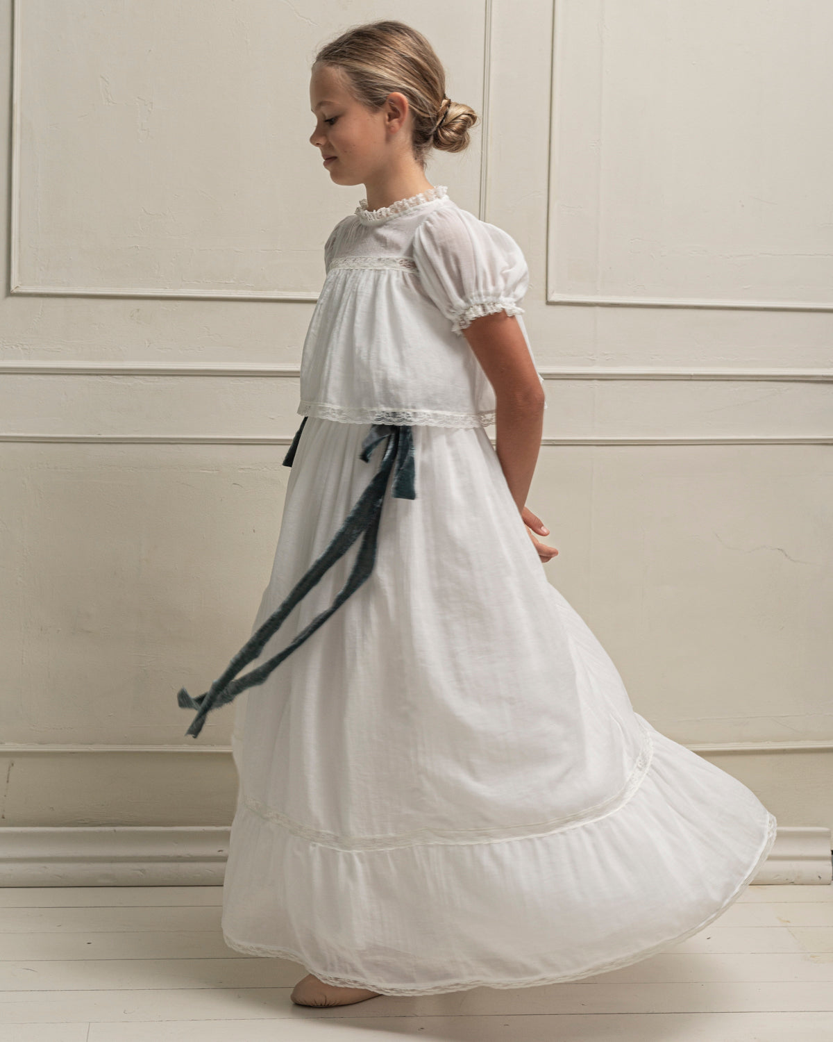 Conjunto de Primera Comunion de falda larga y blusa en blanco roto con encaje, Paola. Cosmosophie.